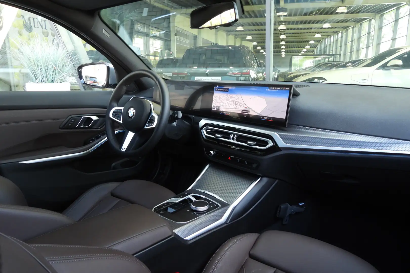 BMW 318 3 Serie Touring 318i M Sport Auromaat / Panoramada Grijs - 2