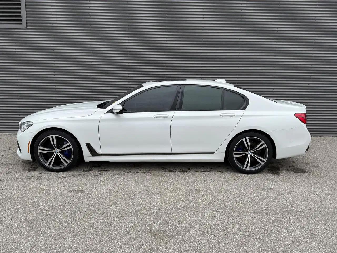 BMW 7 Series снимка BMW 7 Series