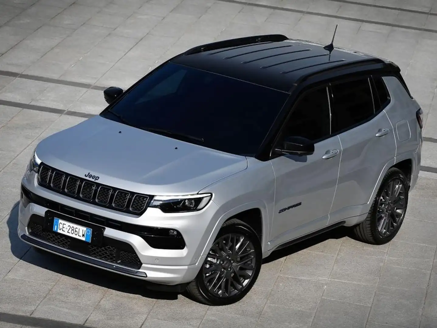 Jeep Compass Compass 1.3 T-GDI 4xe PLUG-IN HYBRID AutomatikS Silber - 1