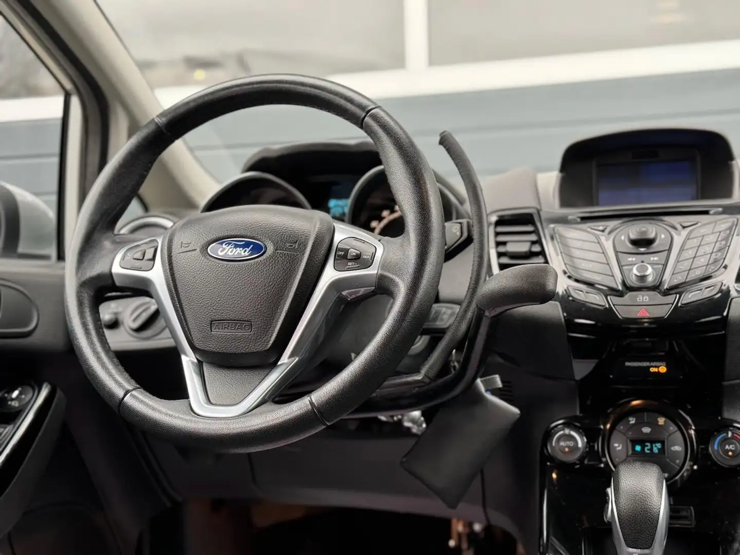 Ford Fiesta 1.0 EB 101pk Titanium HANDBEDIENING / INVALIDE | A Grijs - 2