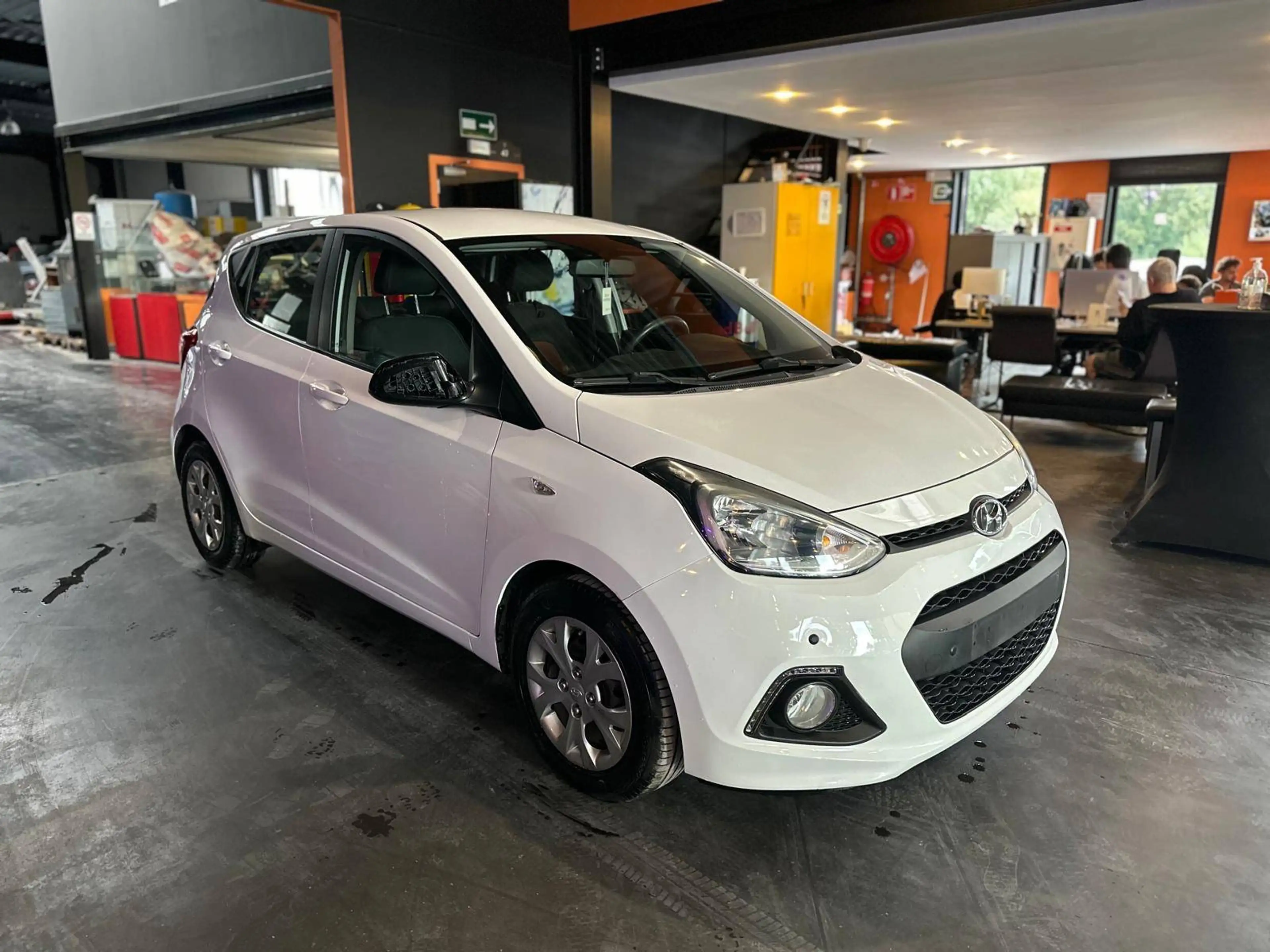 Hyundai i10 i10 1.0i - AUTOMATIQUE - CPTR AV + AR - A/C - MEDIA