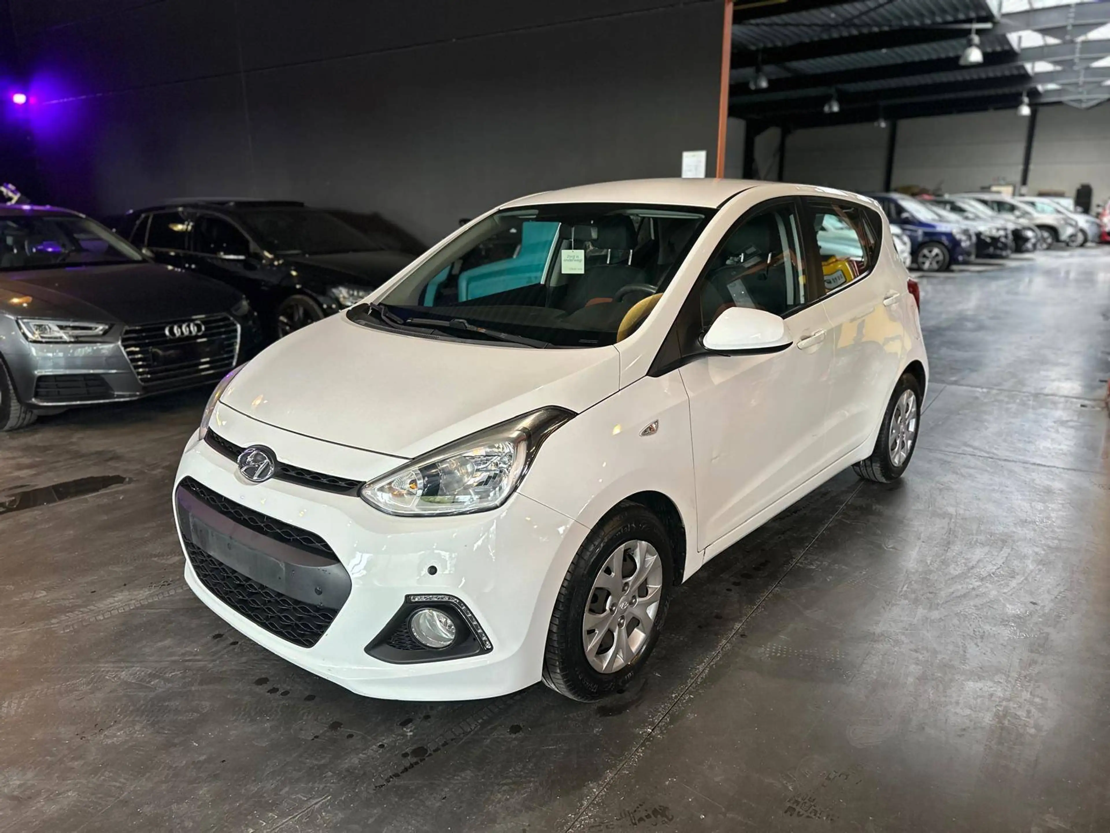 Hyundai i10 i10 1.0i - AUTOMATIQUE - CPTR AV + AR - A/C - MEDIA — photo 3