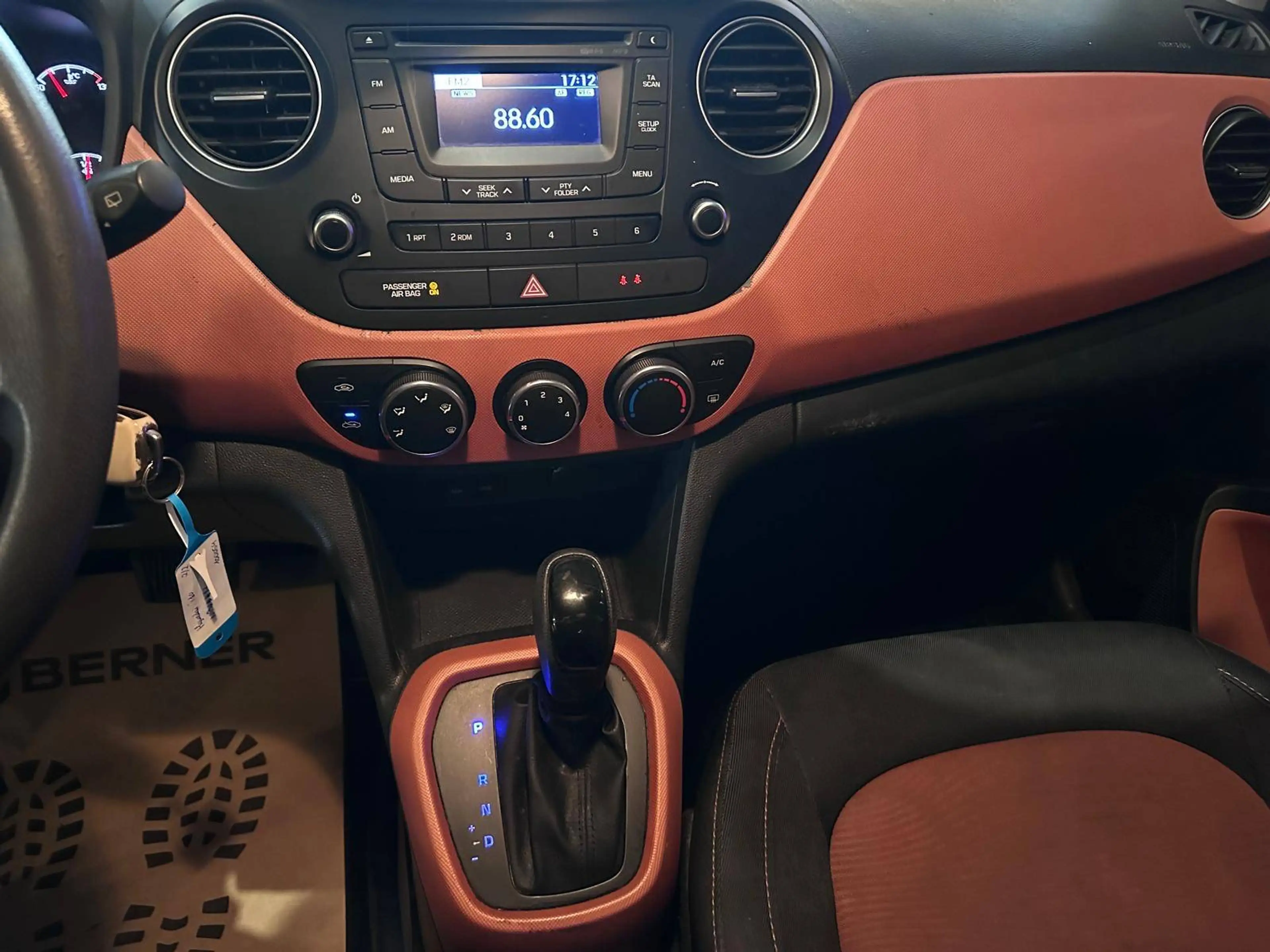 Hyundai i10 i10 1.0i - AUTOMATIQUE - CPTR AV + AR - A/C - MEDIA — photo 13