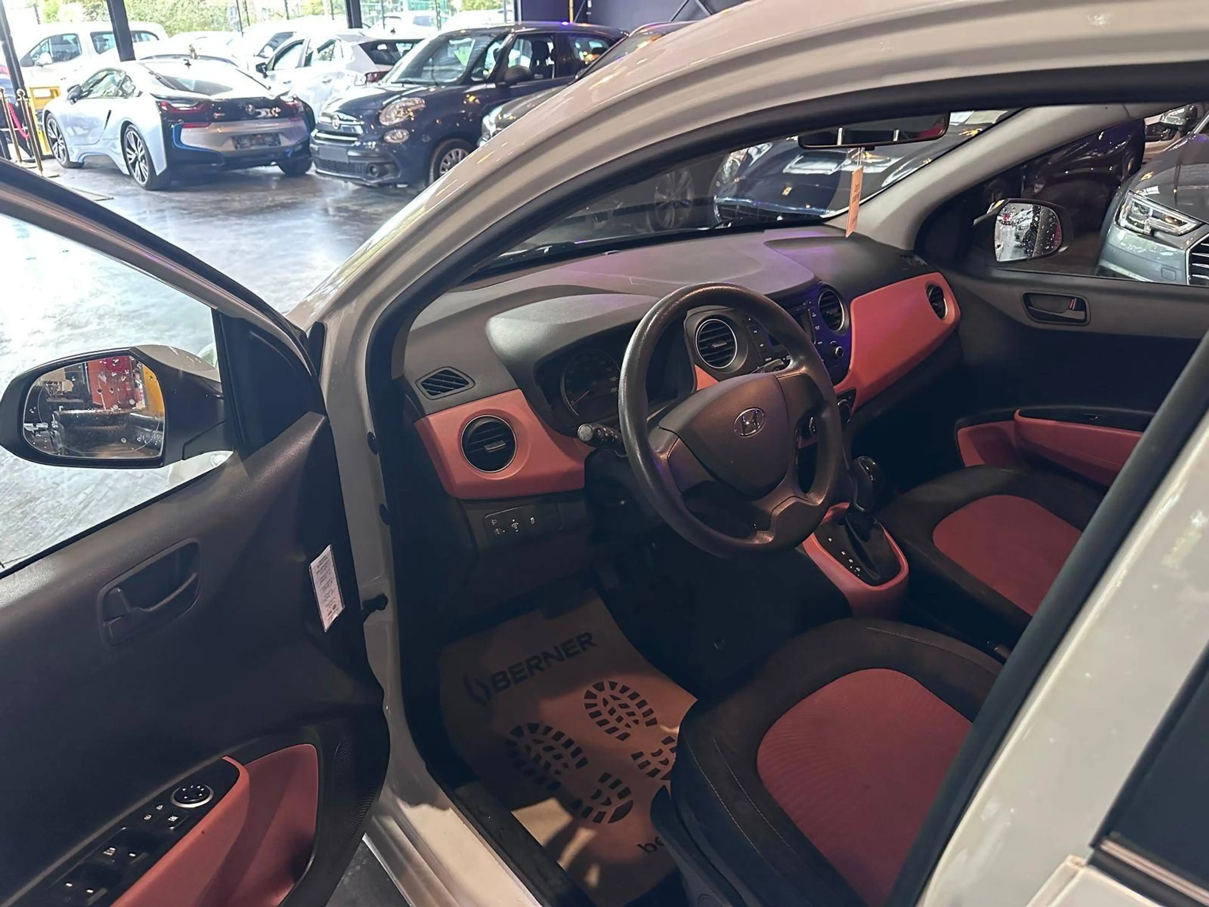 Hyundai i10 i10 1.0i - AUTOMATIQUE - CPTR AV + AR - A/C - MEDIA — photo 11