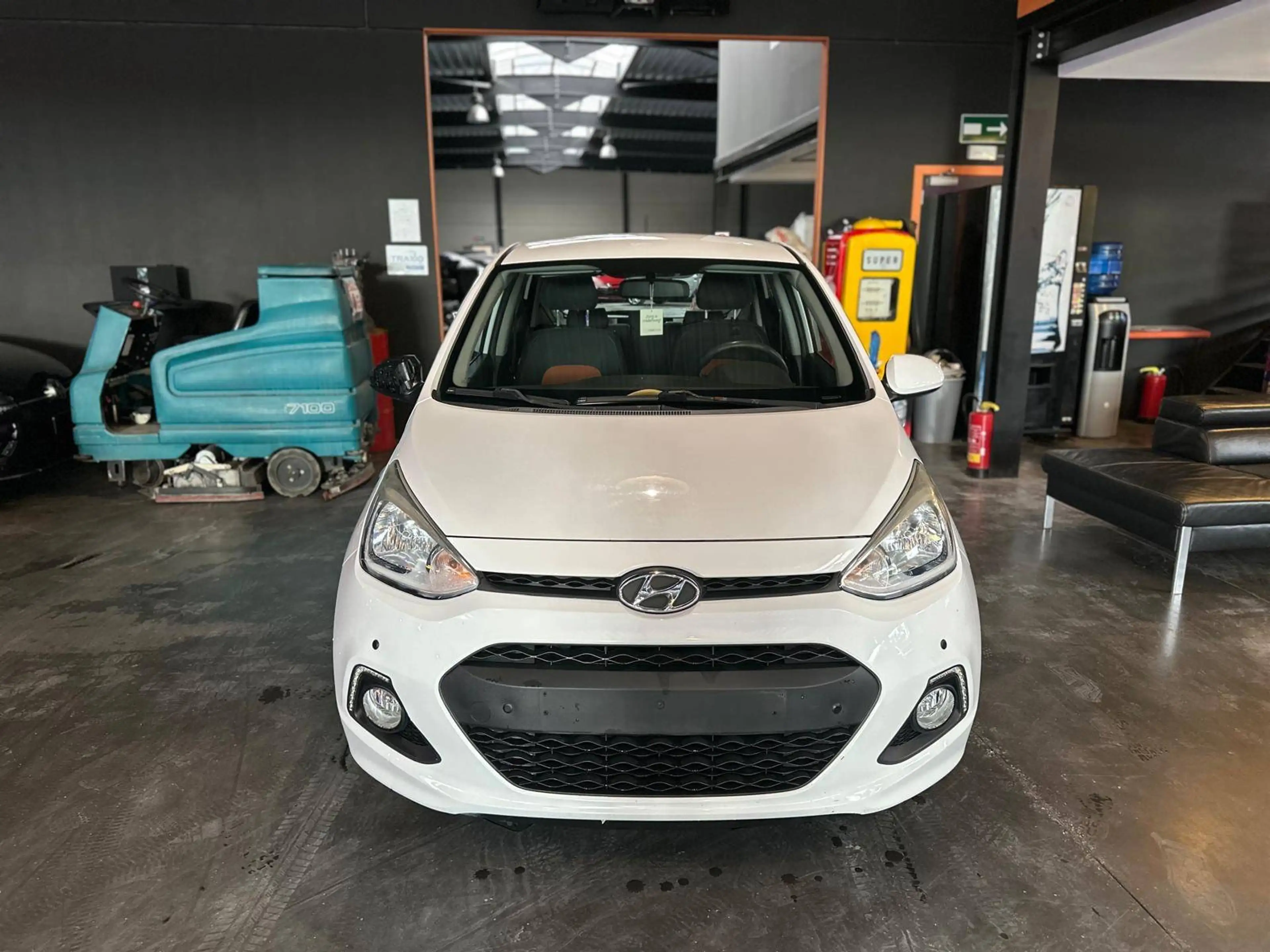 Hyundai i10 i10 1.0i - AUTOMATIQUE - CPTR AV + AR - A/C - MEDIA — photo 2