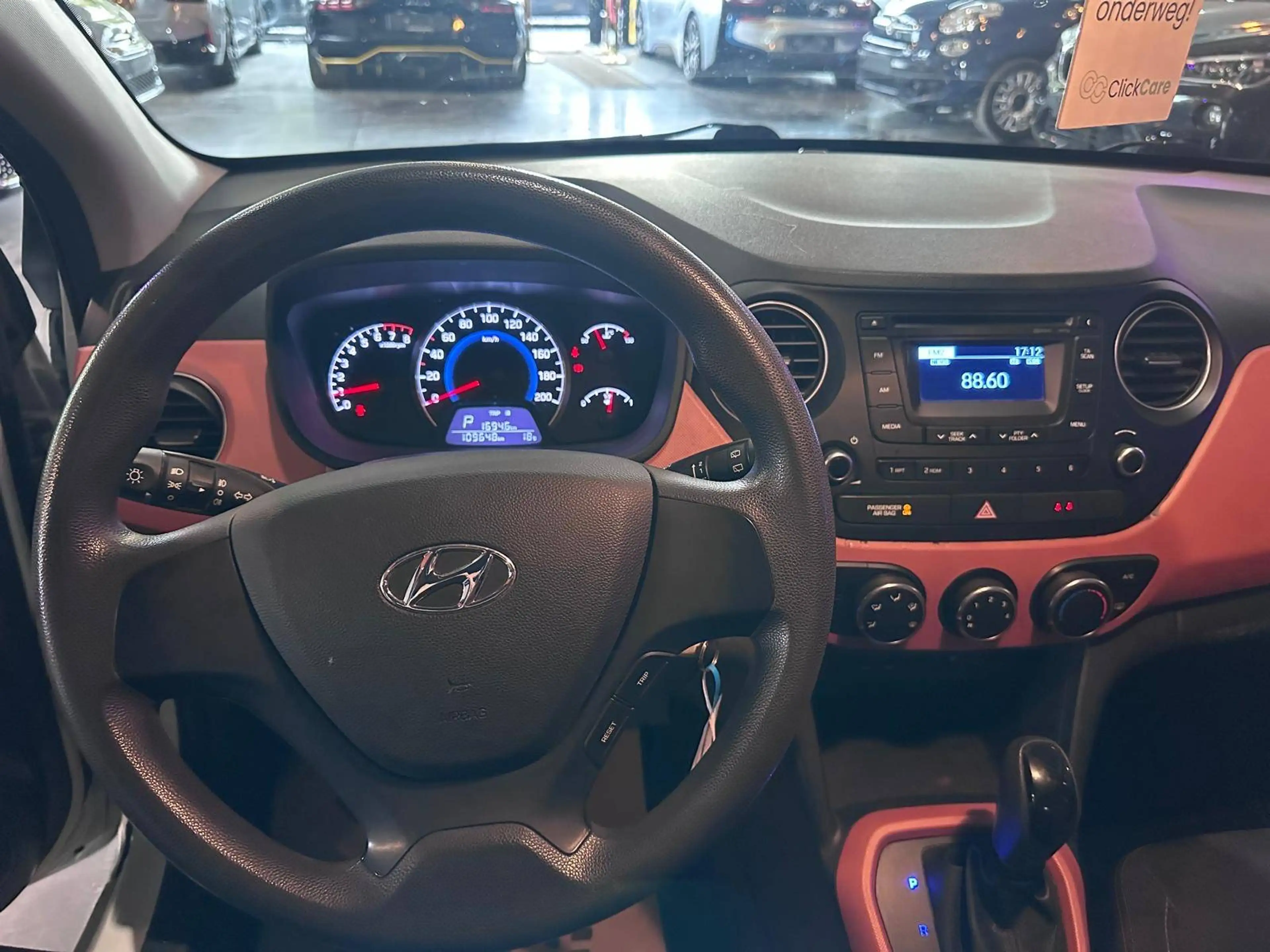 Hyundai i10 i10 1.0i - AUTOMATIQUE - CPTR AV + AR - A/C - MEDIA — photo 14