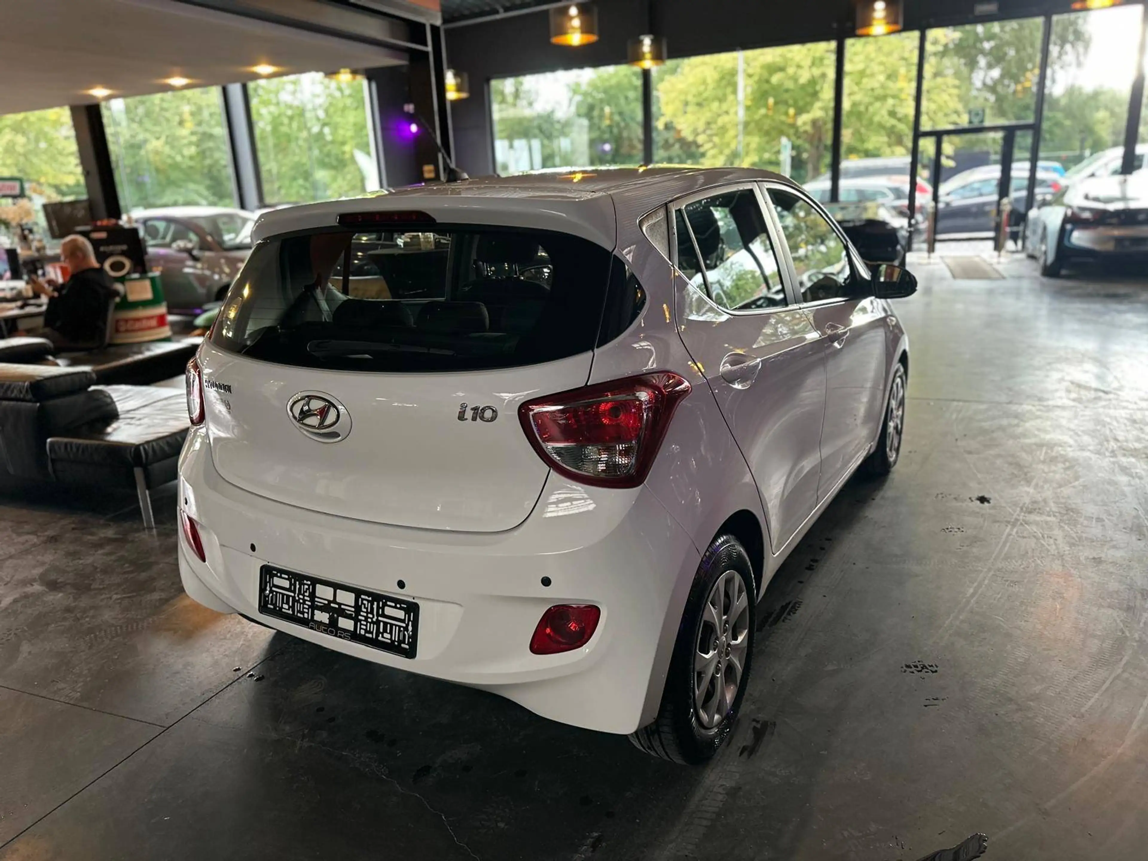 Hyundai i10 i10 1.0i - AUTOMATIQUE - CPTR AV + AR - A/C - MEDIA — photo 8