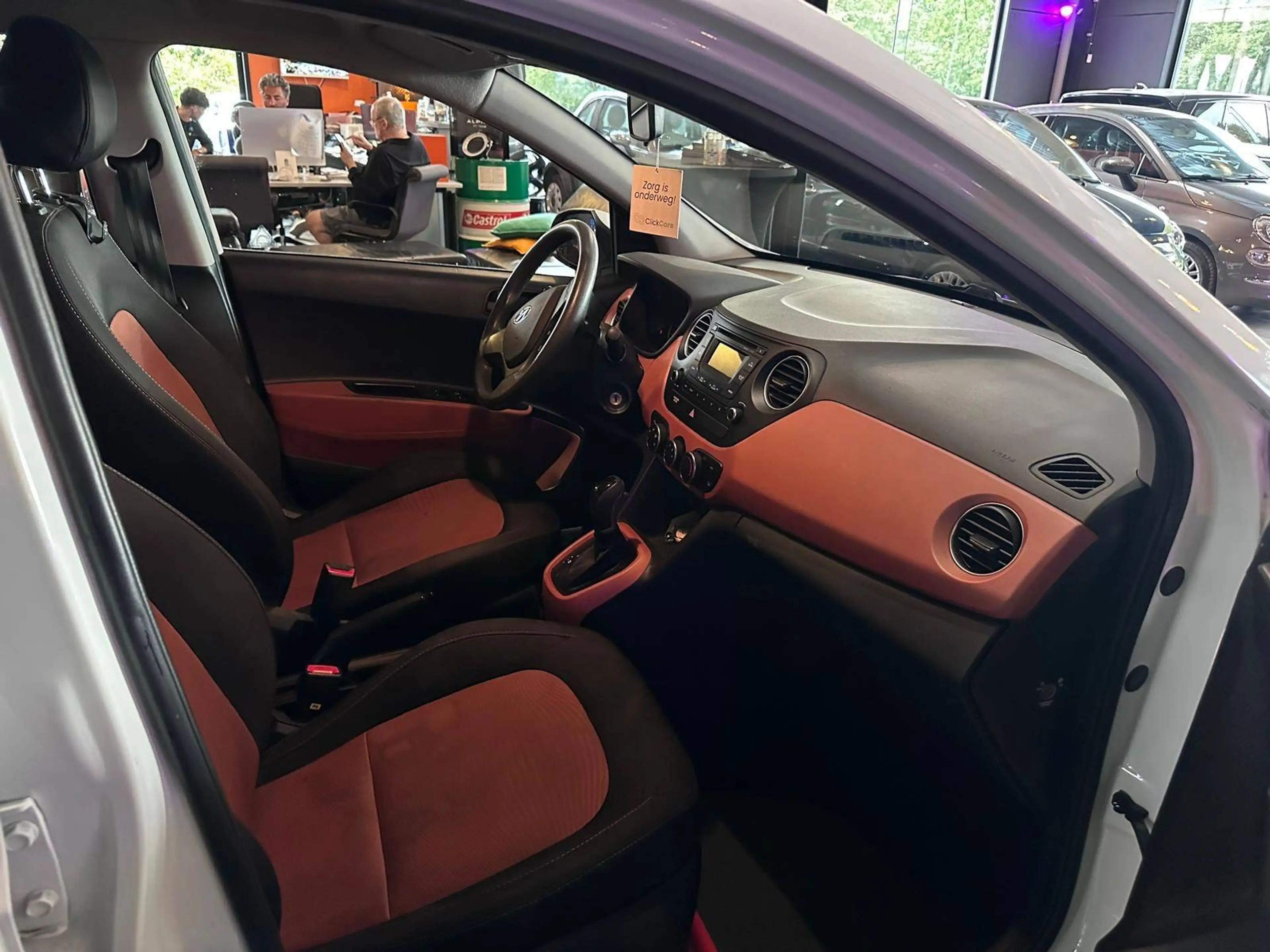 Hyundai i10 i10 1.0i - AUTOMATIQUE - CPTR AV + AR - A/C - MEDIA — photo 12