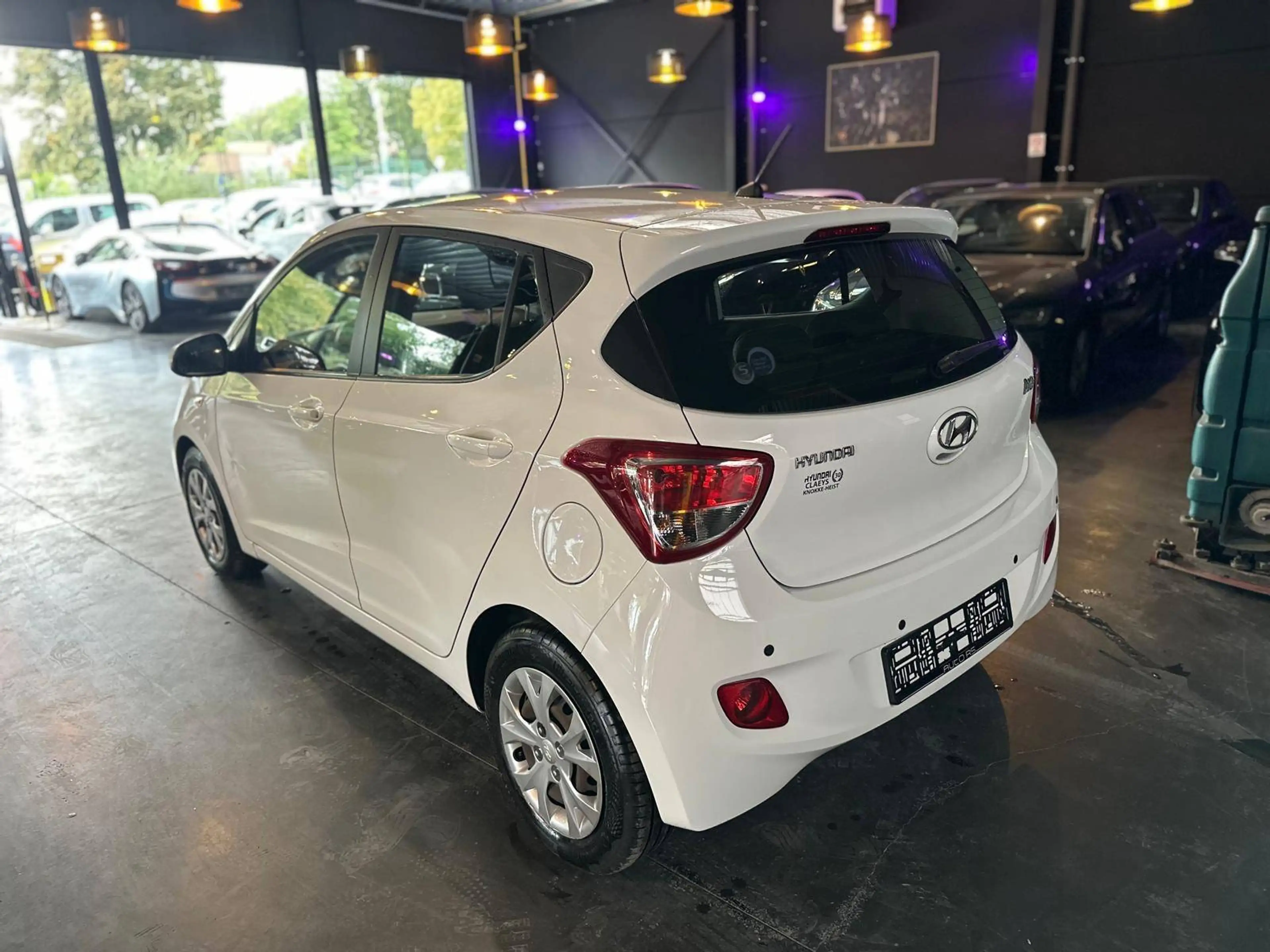 Hyundai i10 i10 1.0i - AUTOMATIQUE - CPTR AV + AR - A/C - MEDIA — photo 5