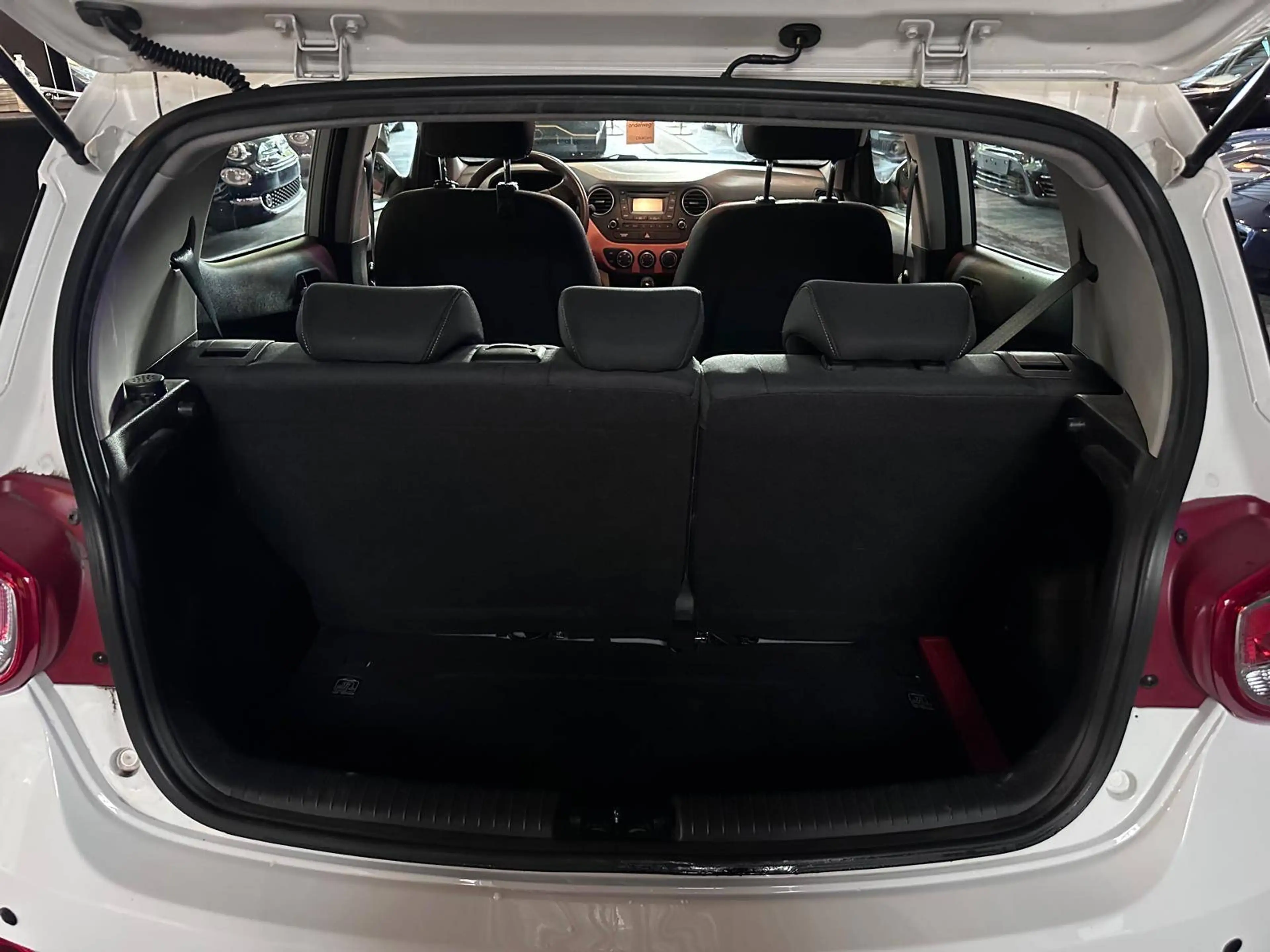 Hyundai i10 i10 1.0i - AUTOMATIQUE - CPTR AV + AR - A/C - MEDIA — photo 7