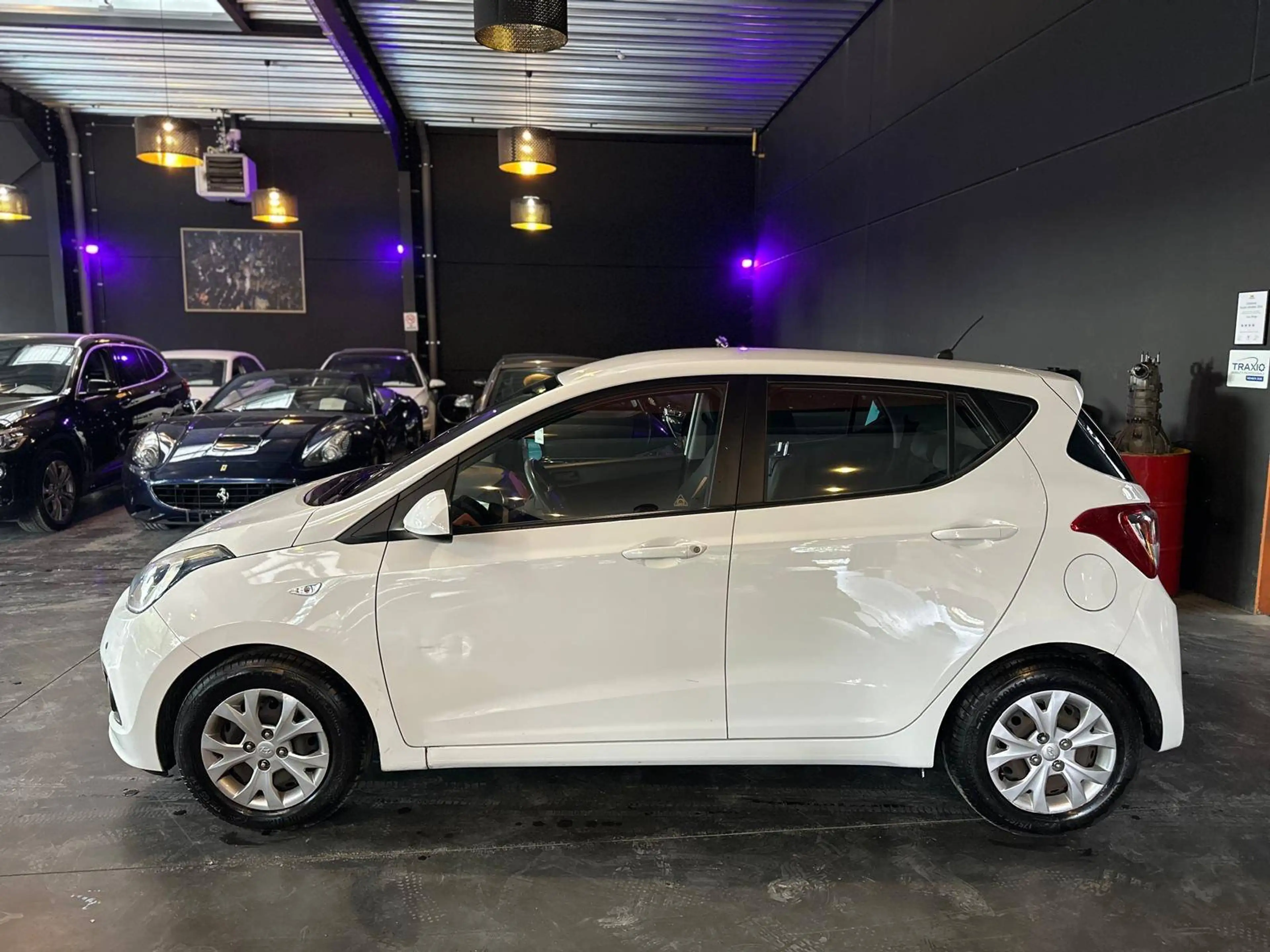 Hyundai i10 i10 1.0i - AUTOMATIQUE - CPTR AV + AR - A/C - MEDIA — photo 4