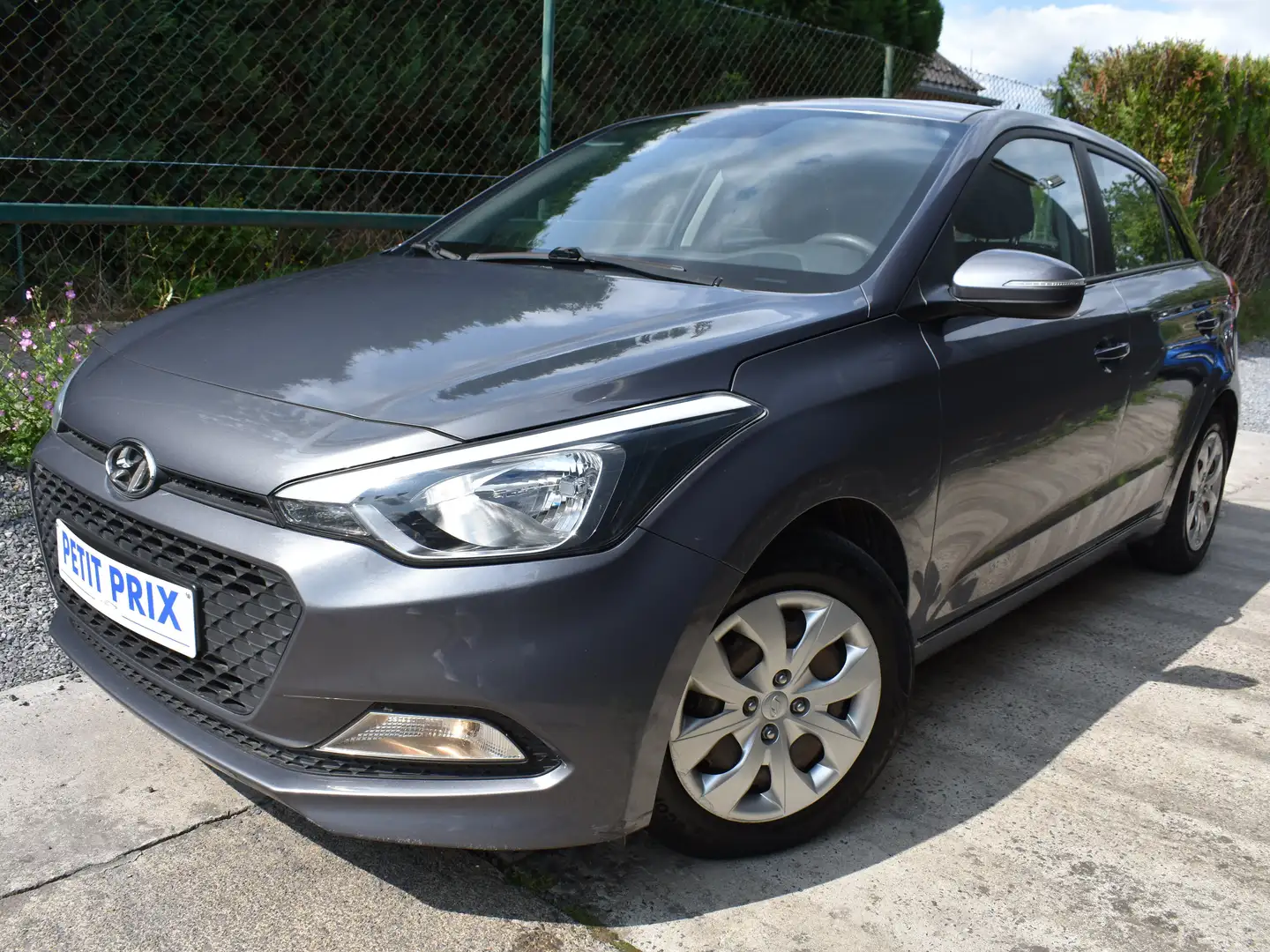 Hyundai i20 1.2i Cool / AIRCO / GARANTIE 12 MOIS Gris - 1