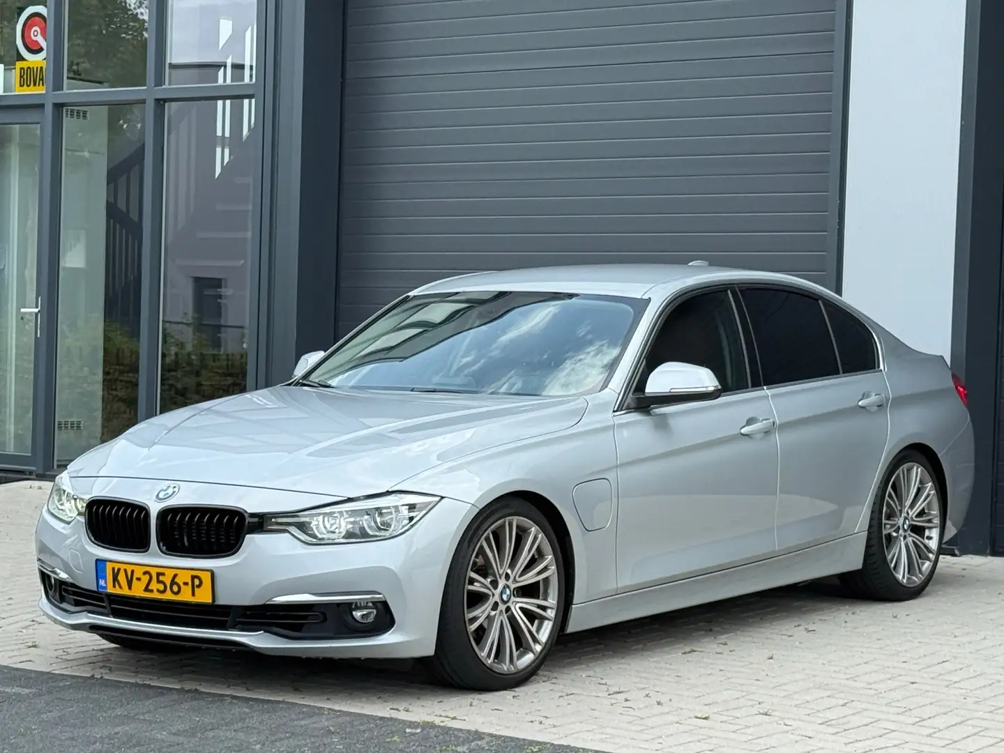 BMW 330 3-serie 330e Centennial / M-Stuur / 300PK / Sport| Grau - 2