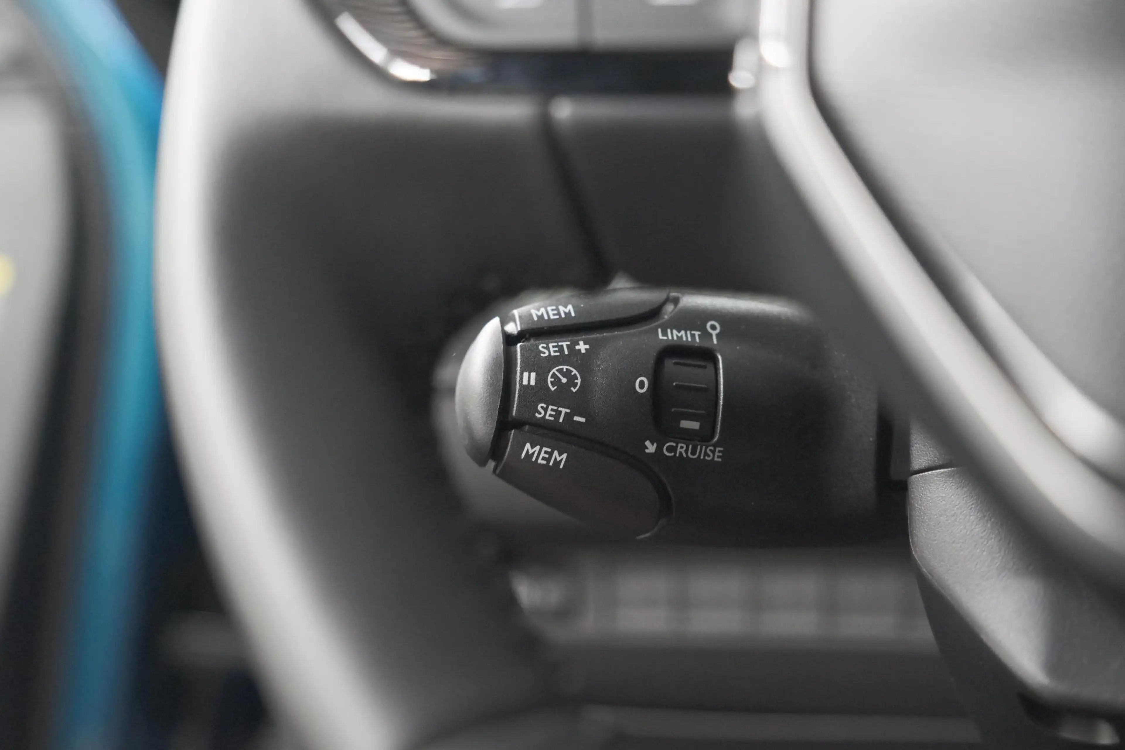 Peugeot e-2008 EV Allure 54 kWh | SOH 97,4% | 11 KW Lader | Apple — photo 3