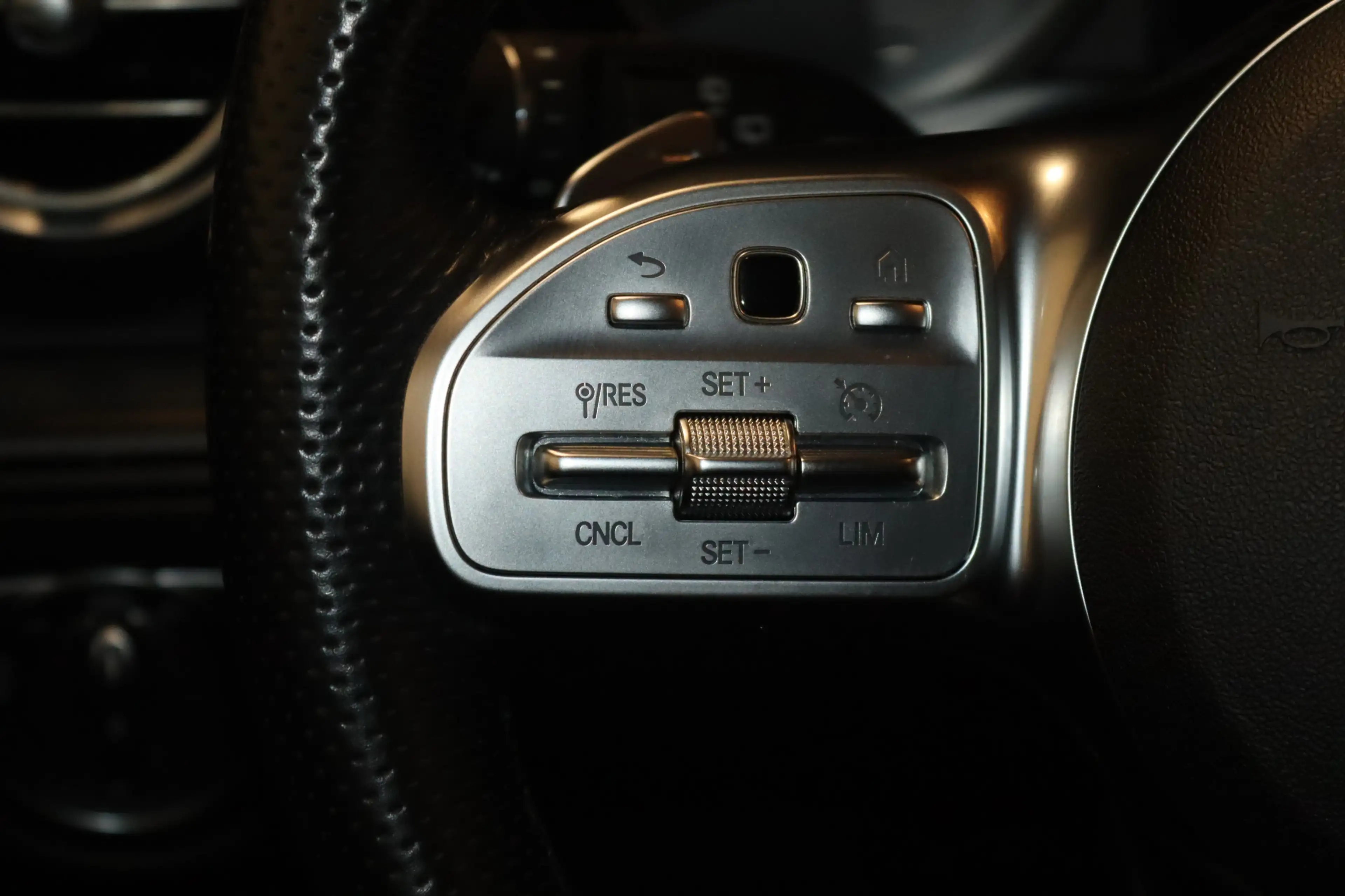 Mercedes-Benz GLC 220 d 4Matic AMG Line-PANO-MULTIB-360°-AHK- — photo 14