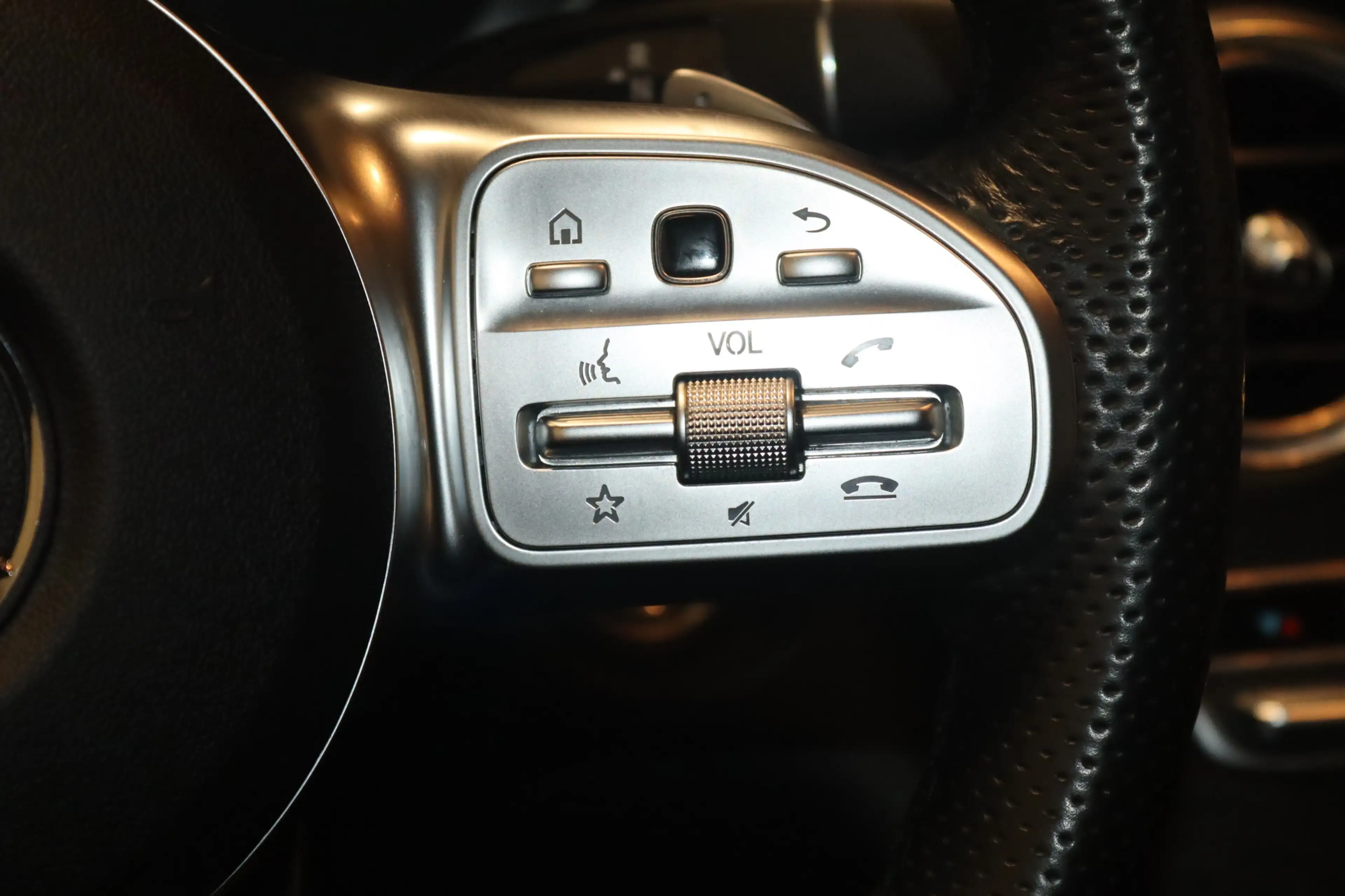 Mercedes-Benz GLC 220 d 4Matic AMG Line-PANO-MULTIB-360°-AHK- — photo 15