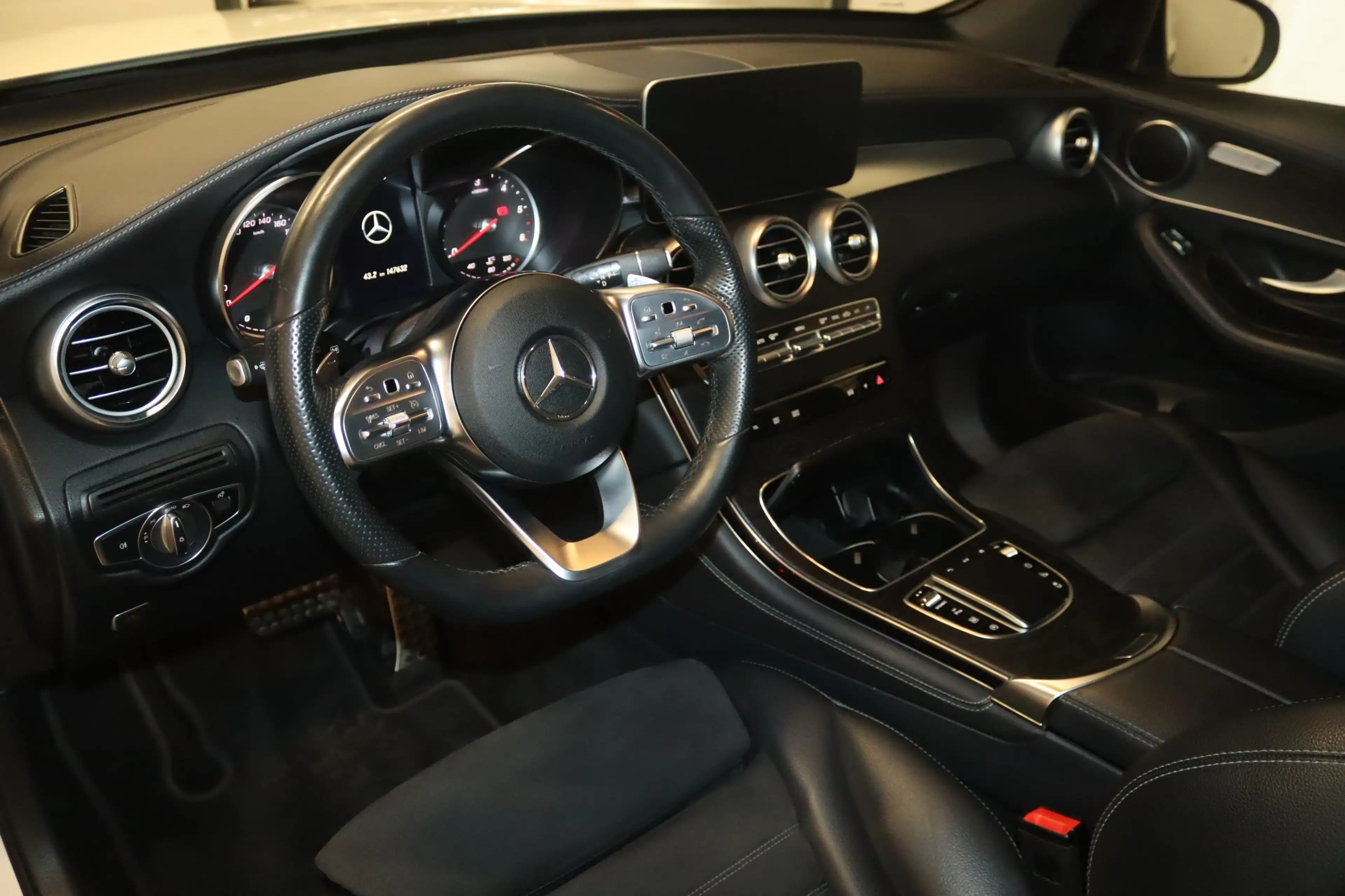 Mercedes-Benz GLC 220 d 4Matic AMG Line-PANO-MULTIB-360°-AHK- — photo 10