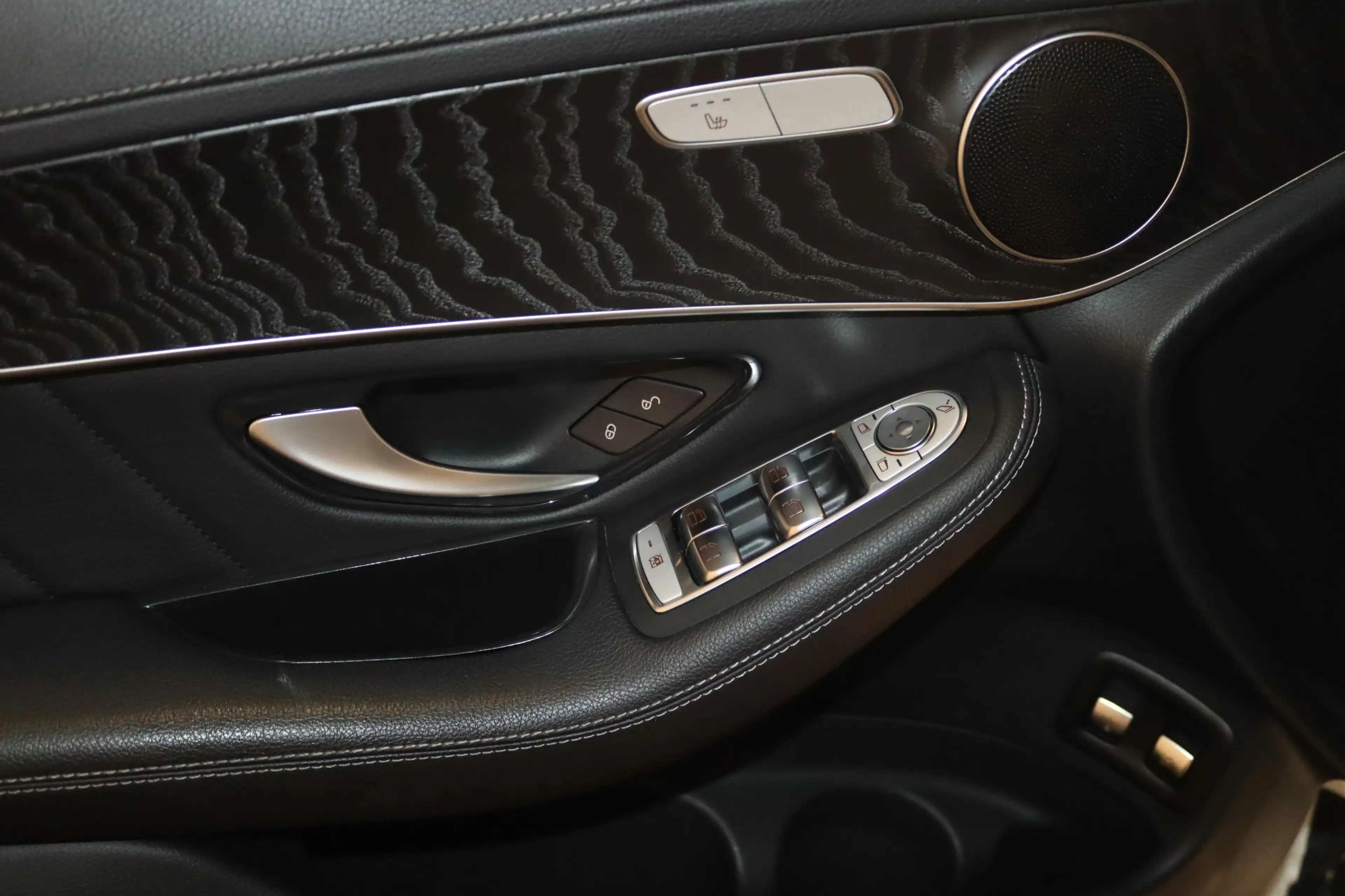 Mercedes-Benz GLC 220 d 4Matic AMG Line-PANO-MULTIB-360°-AHK- — photo 11