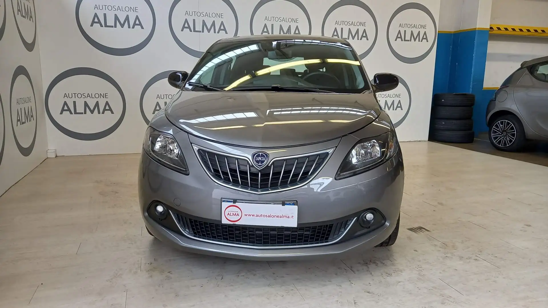 Lancia Ypsilon 1.0 FireFly 5 porte S&S Hybryd Gold Grau - 2