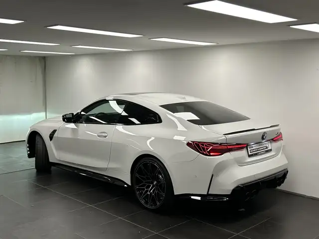 BMW M4 view 3