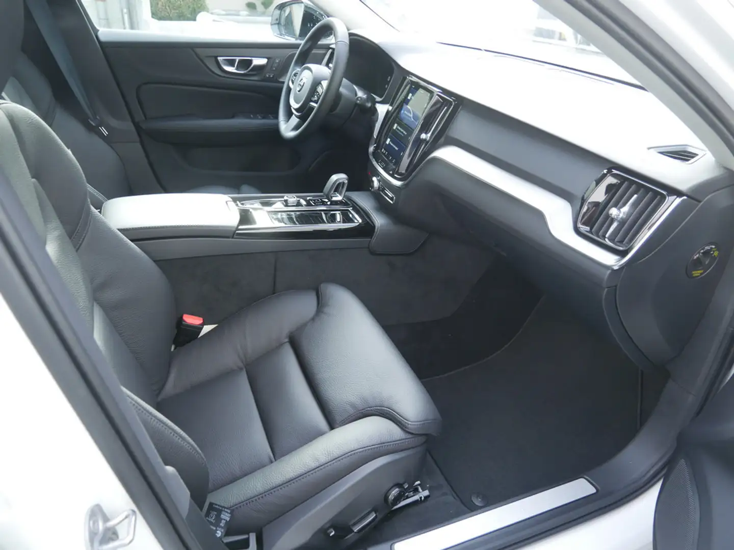 Volvo V60 T6 AWD Twin Engine Plus Dark ACC LED 360° Weiß - 2