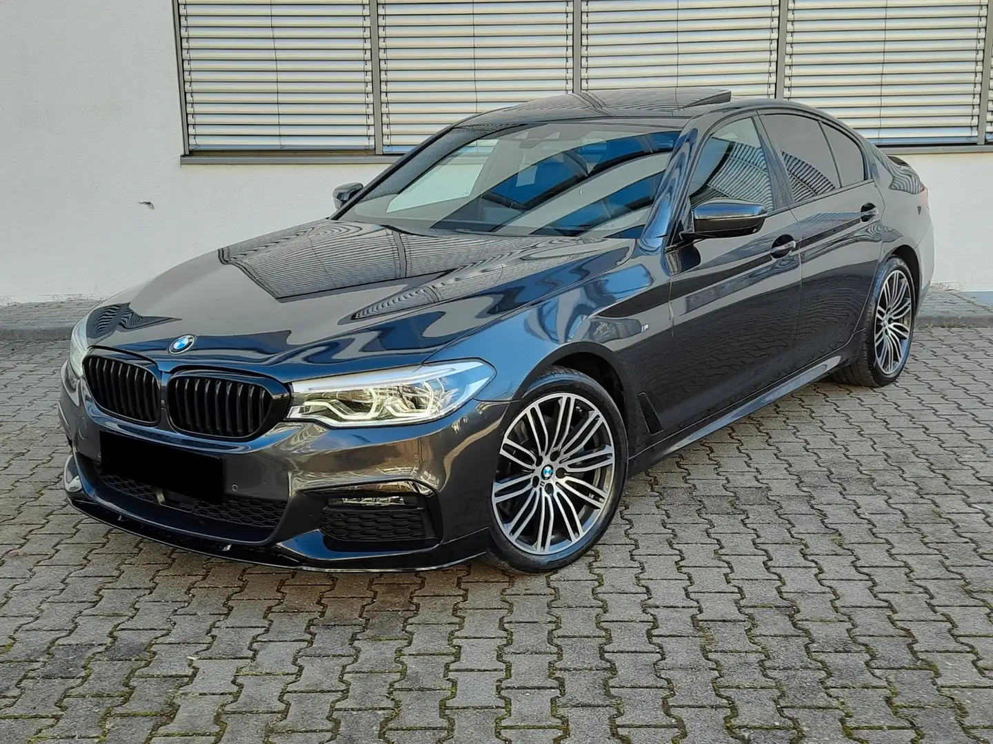 BMW 530 d Limo/3xM-Sport/LED/360°/SDach/HuD/LiveC/AhK Grau - 2