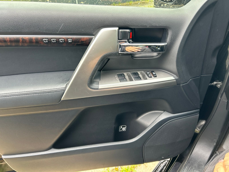 Toyota Land Cruiser 200 4.5 V8 Diesel Executive 1.Hand — photo 5