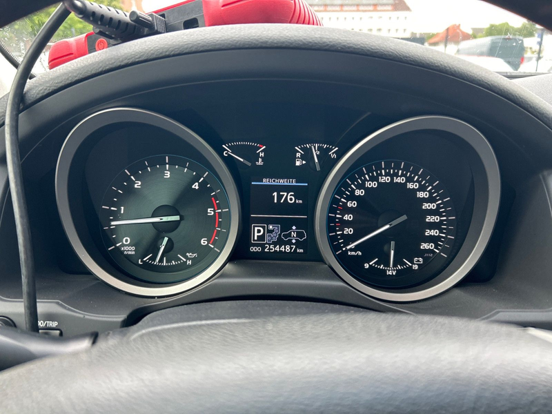 Toyota Land Cruiser 200 4.5 V8 Diesel Executive 1.Hand — photo 8