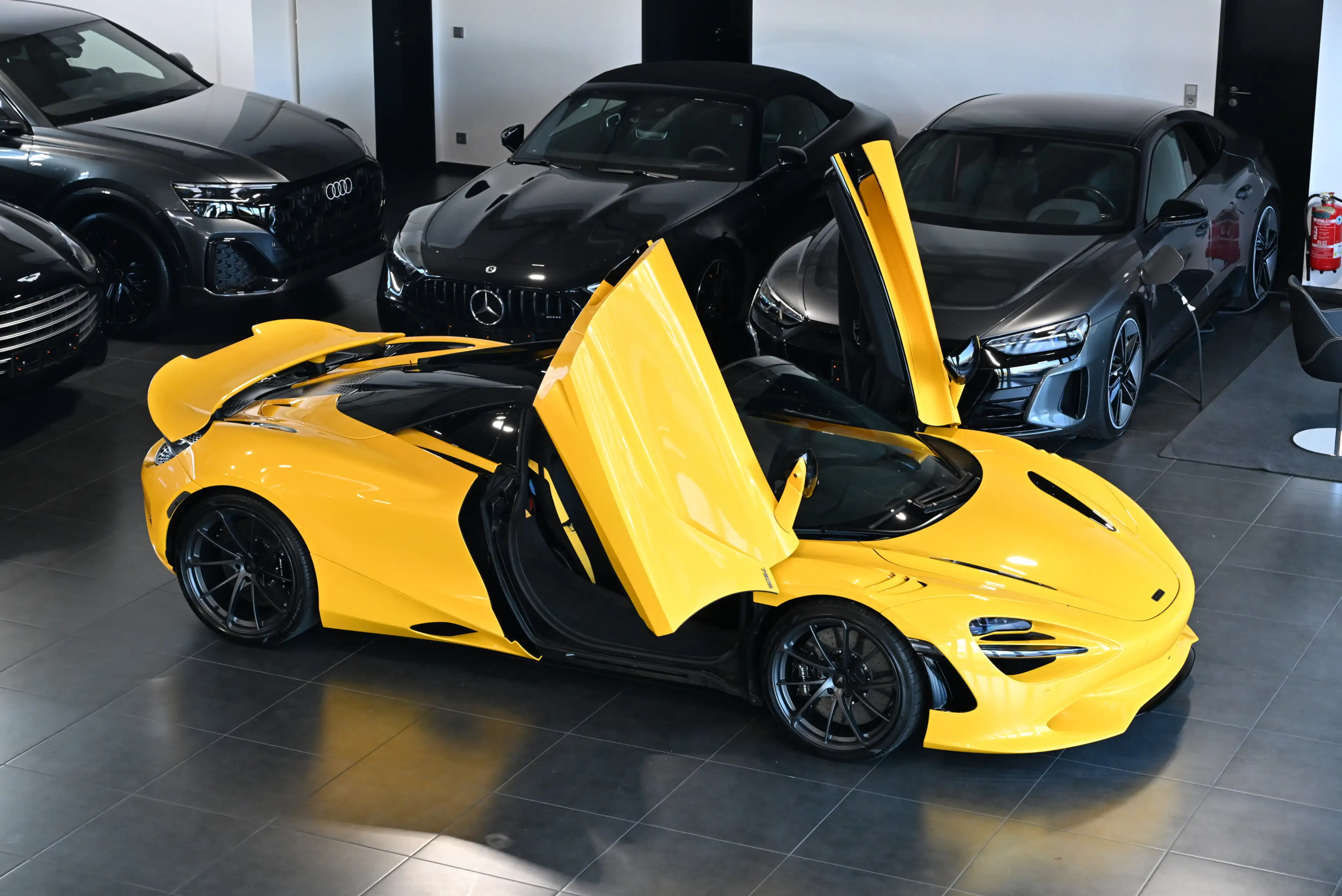 McLaren 750S Spider MSO Volcano Yellow Full Alcantara — photo 4