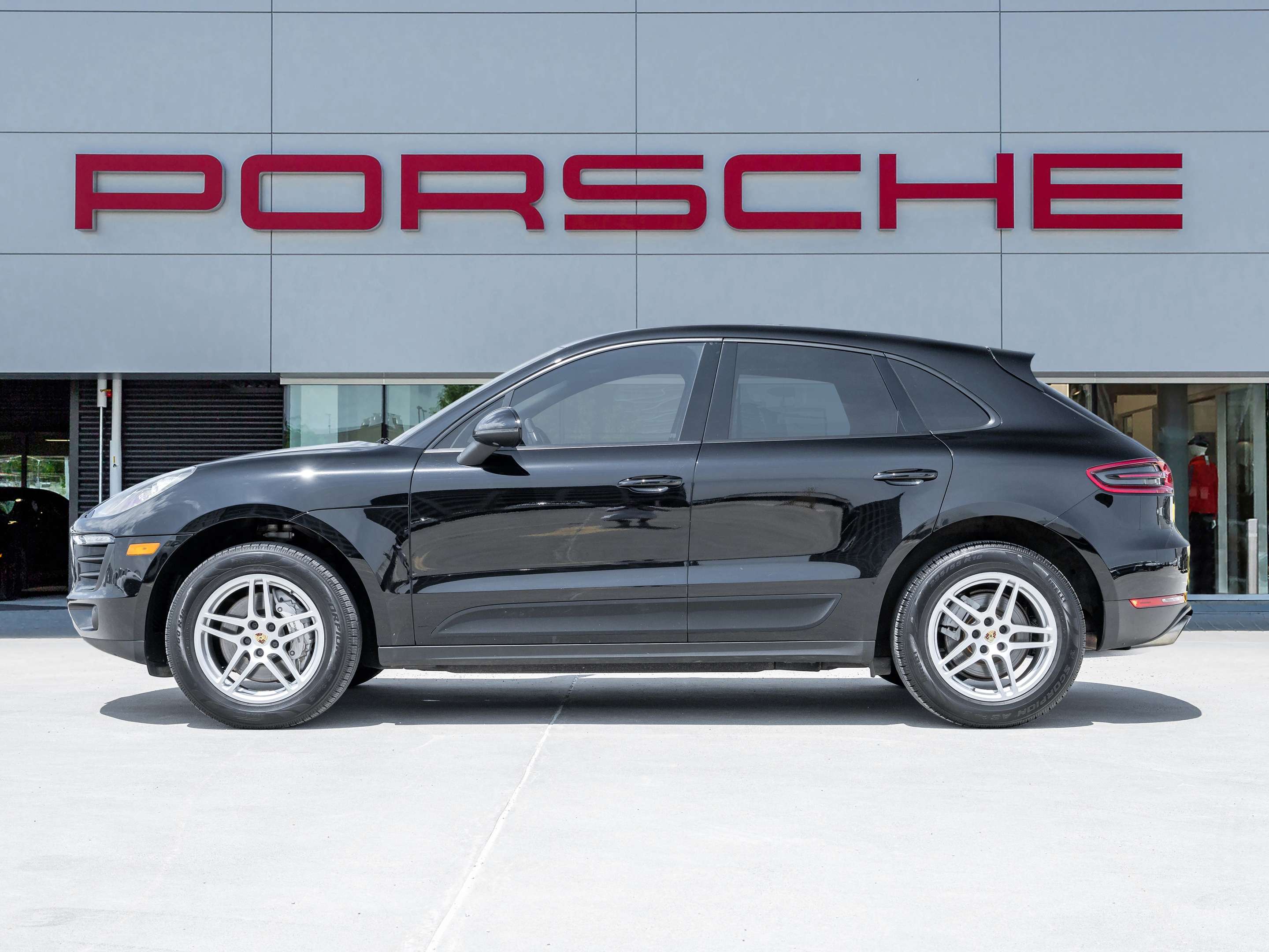 2015 Porsche Macan S | 340 Horsepower | No Accidents alt 2