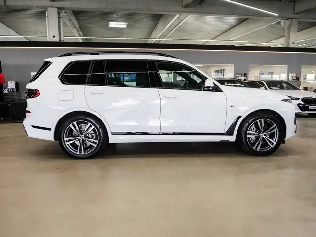 BMW X7 view 4