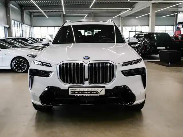 BMW X7 view 3