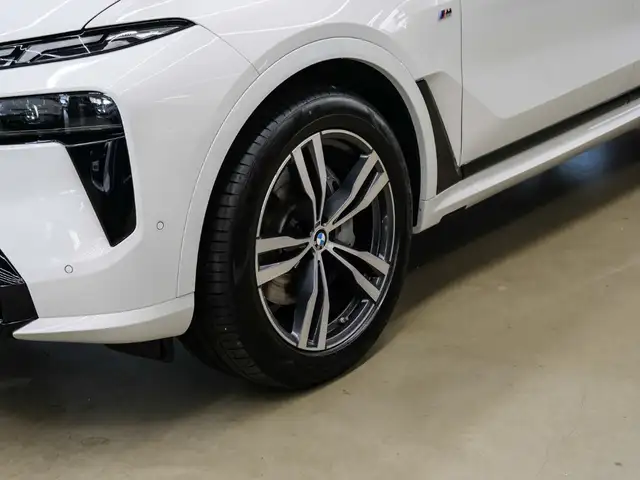 BMW X7 view 6