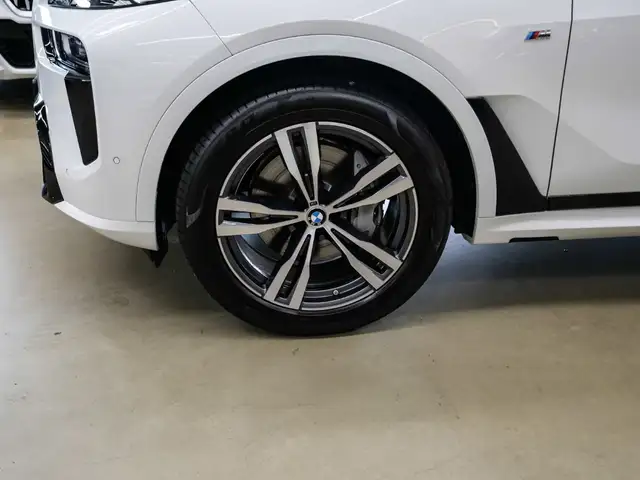 BMW X7 view 7