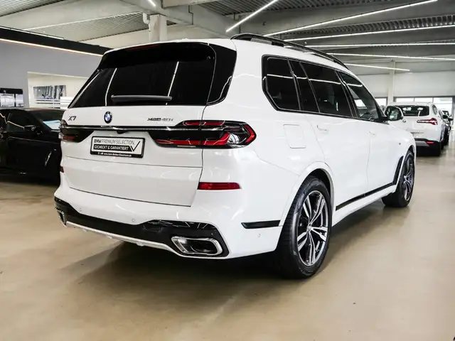 BMW X7 view 2