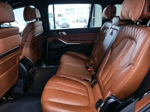BMW X7 view 11