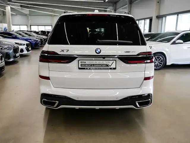 BMW X7 view 5