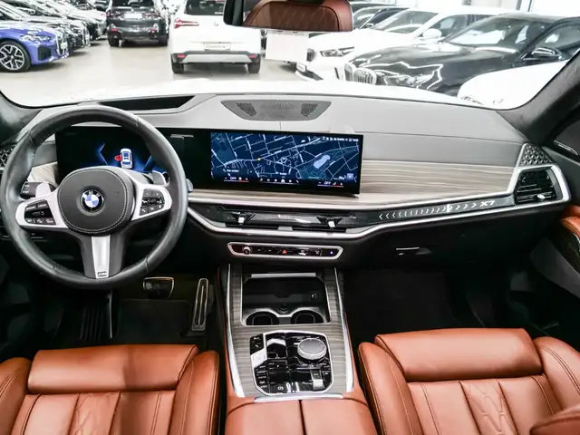 BMW X7 view 12