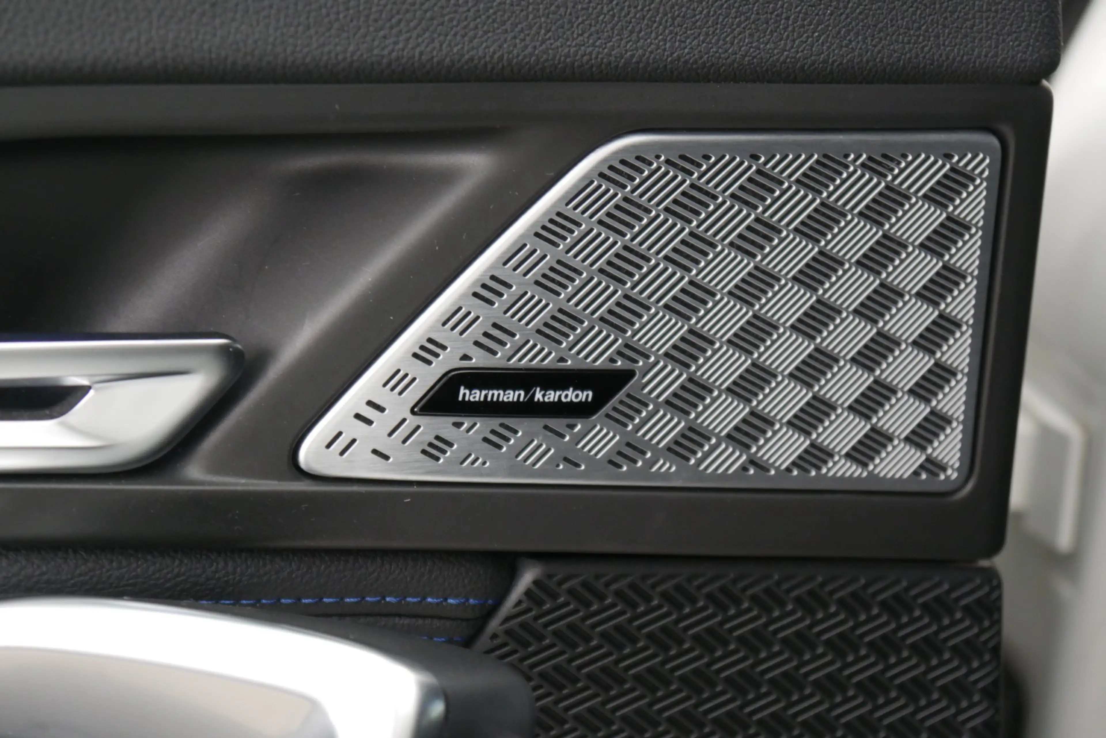 BMW iX1 xDrive30 *M-Paket/Standhzg./Navi/ adapt. M-Fahrwerk/H&K Sound* — photo 6