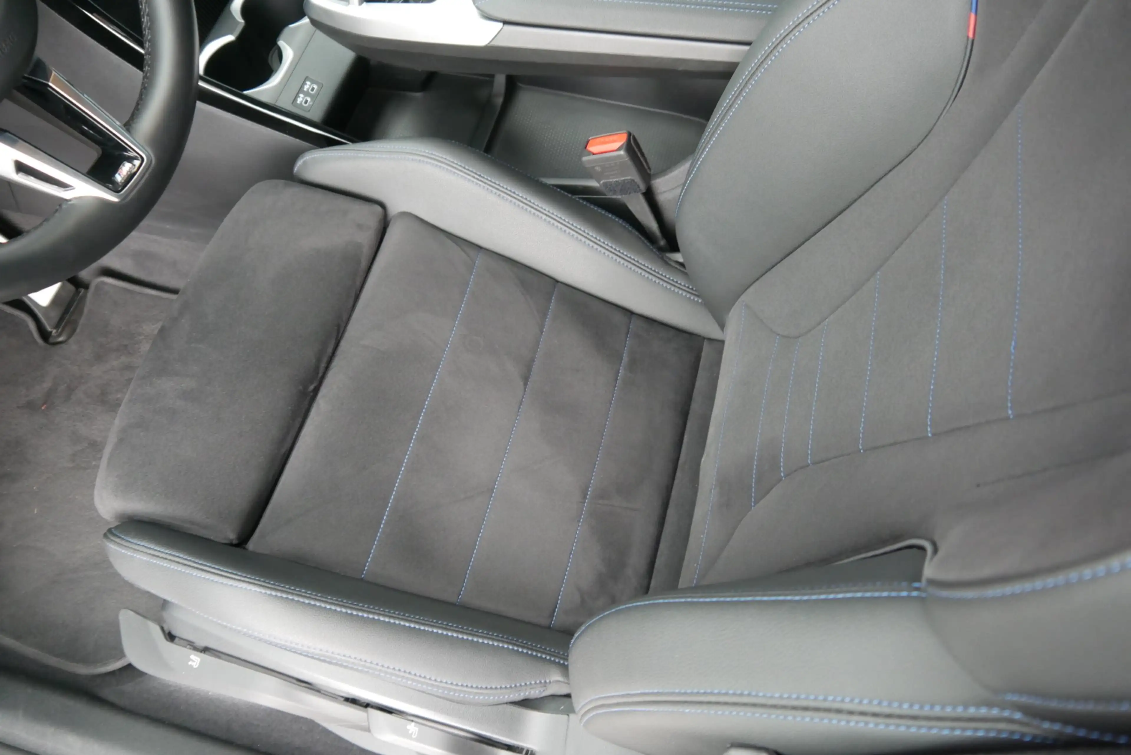 BMW iX1 xDrive30 *M-Paket/Standhzg./Navi/ adapt. M-Fahrwerk/H&K Sound* — photo 10