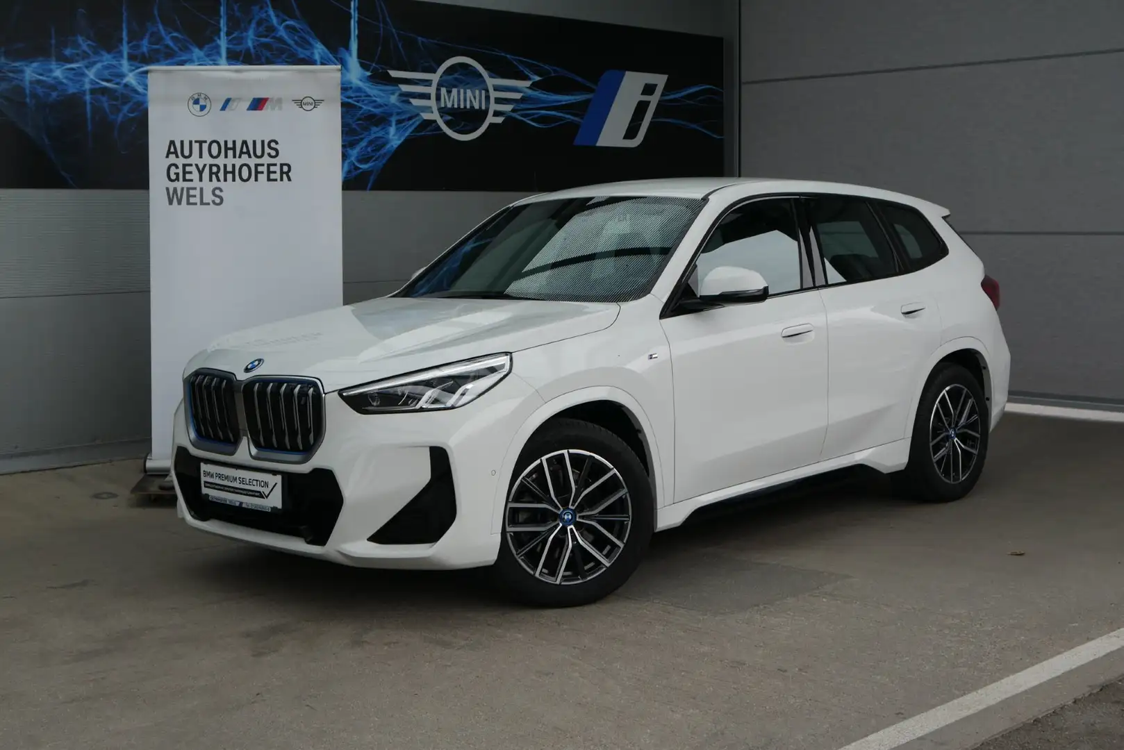BMW iX1 xDrive30 *M-Paket/Standhzg./Navi/ adapt. M-Fahrwerk/H&K Sound* Weiß - 1