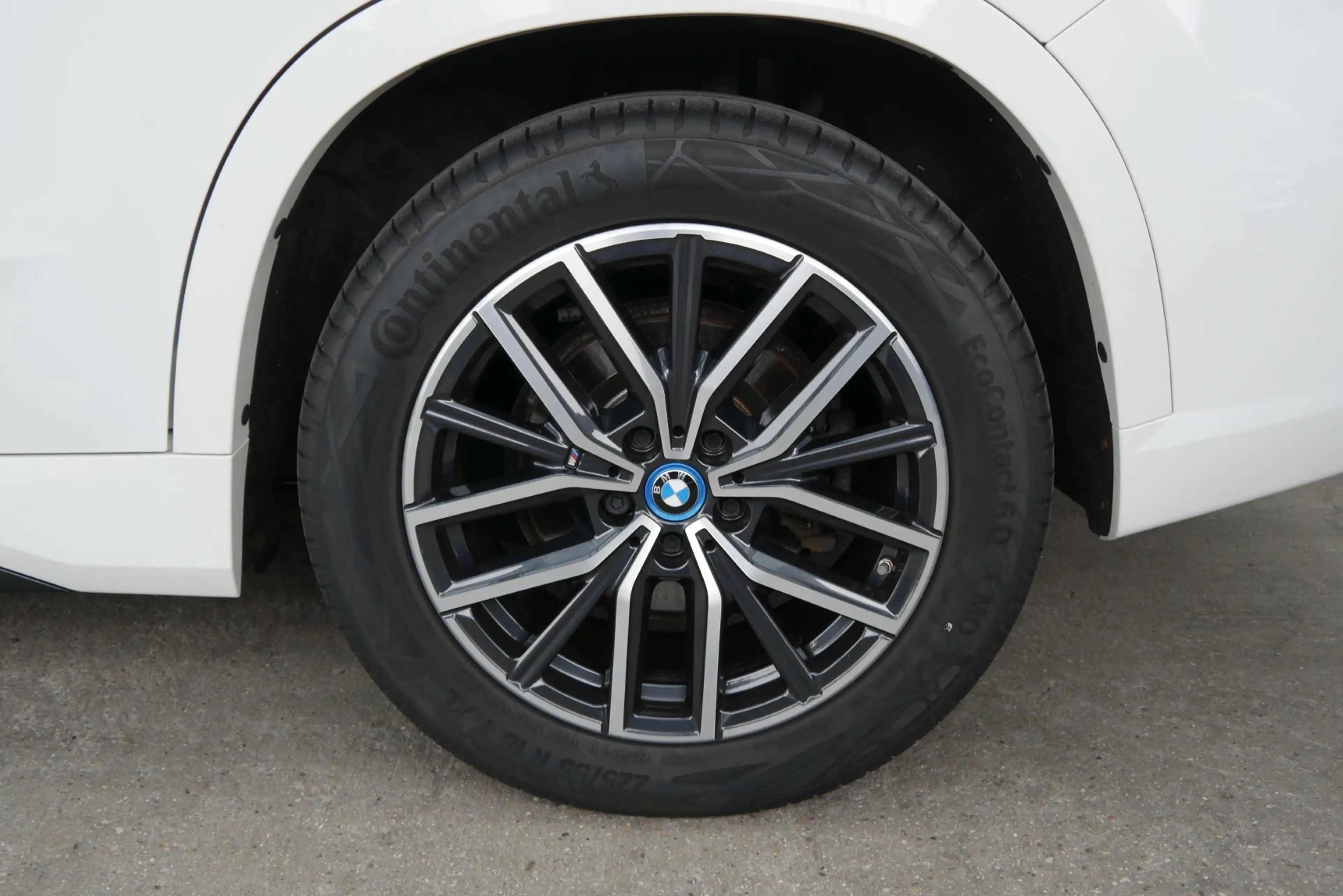 BMW iX1 xDrive30 *M-Paket/Standhzg./Navi/ adapt. M-Fahrwerk/H&K Sound* — photo 4