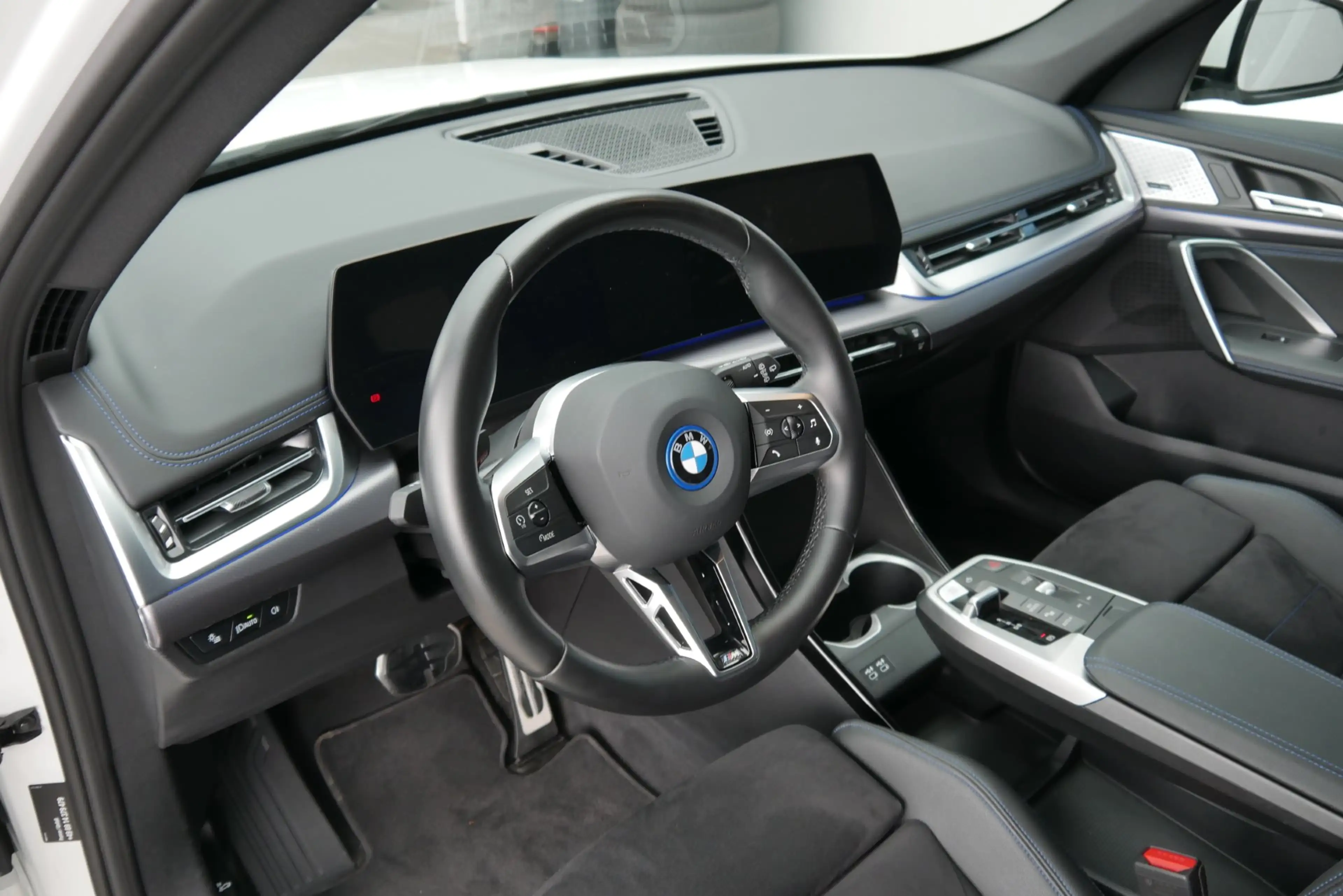 BMW iX1 xDrive30 *M-Paket/Standhzg./Navi/ adapt. M-Fahrwerk/H&K Sound* — photo 9