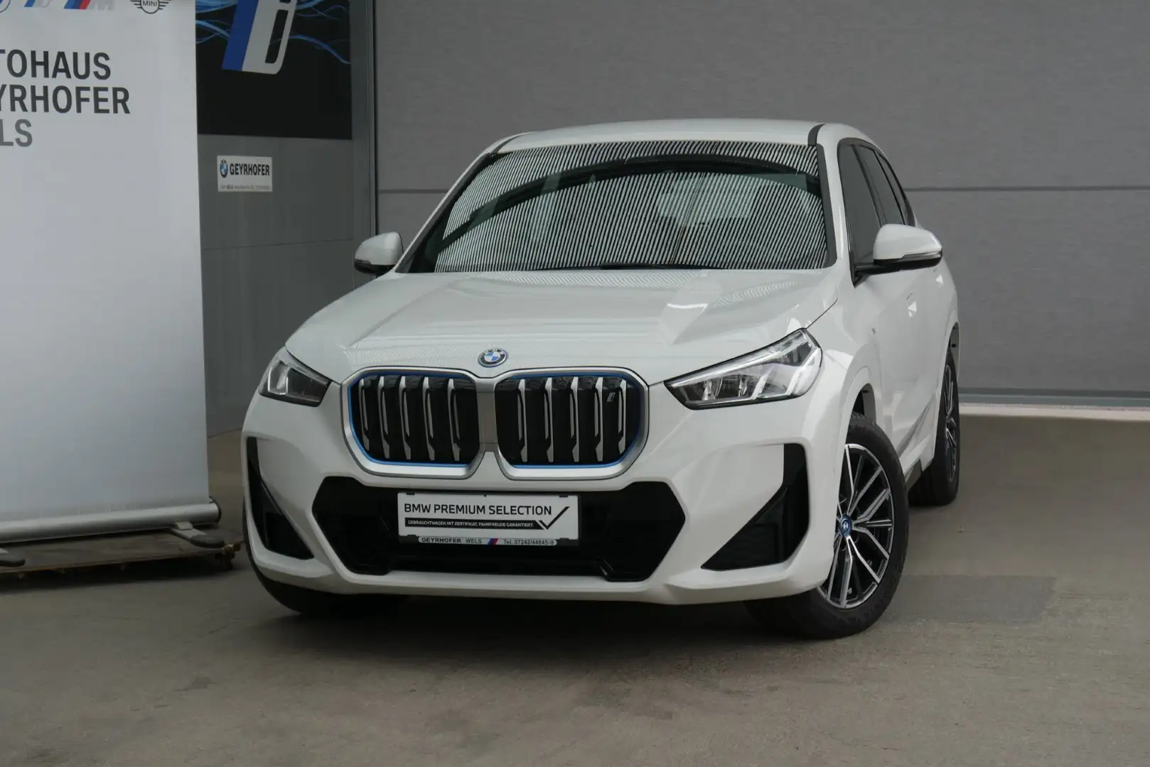 BMW iX1 xDrive30 *M-Paket/Standhzg./Navi/ adapt. M-Fahrwerk/H&K Sound* Weiß - 2