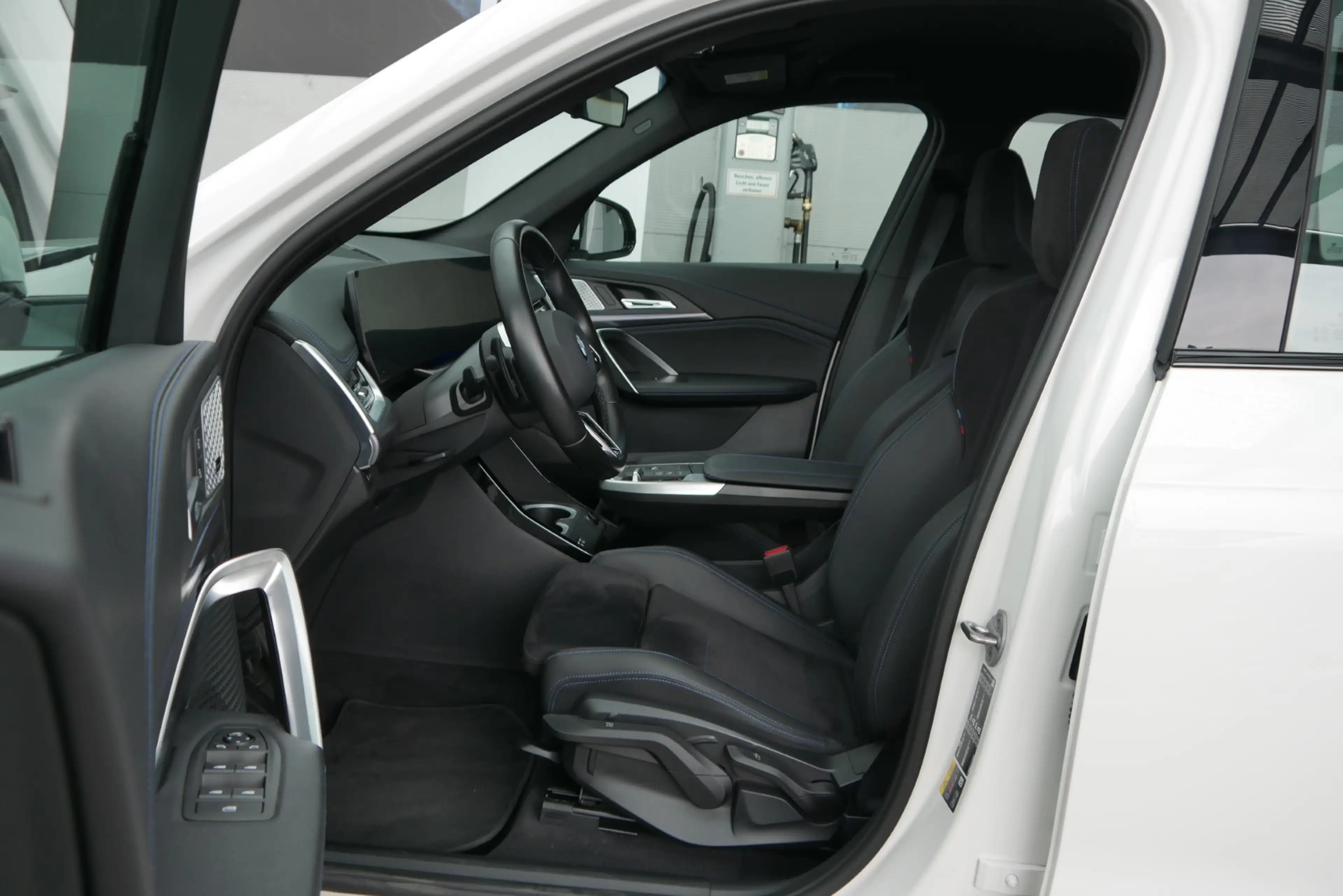 BMW iX1 xDrive30 *M-Paket/Standhzg./Navi/ adapt. M-Fahrwerk/H&K Sound* — photo 7