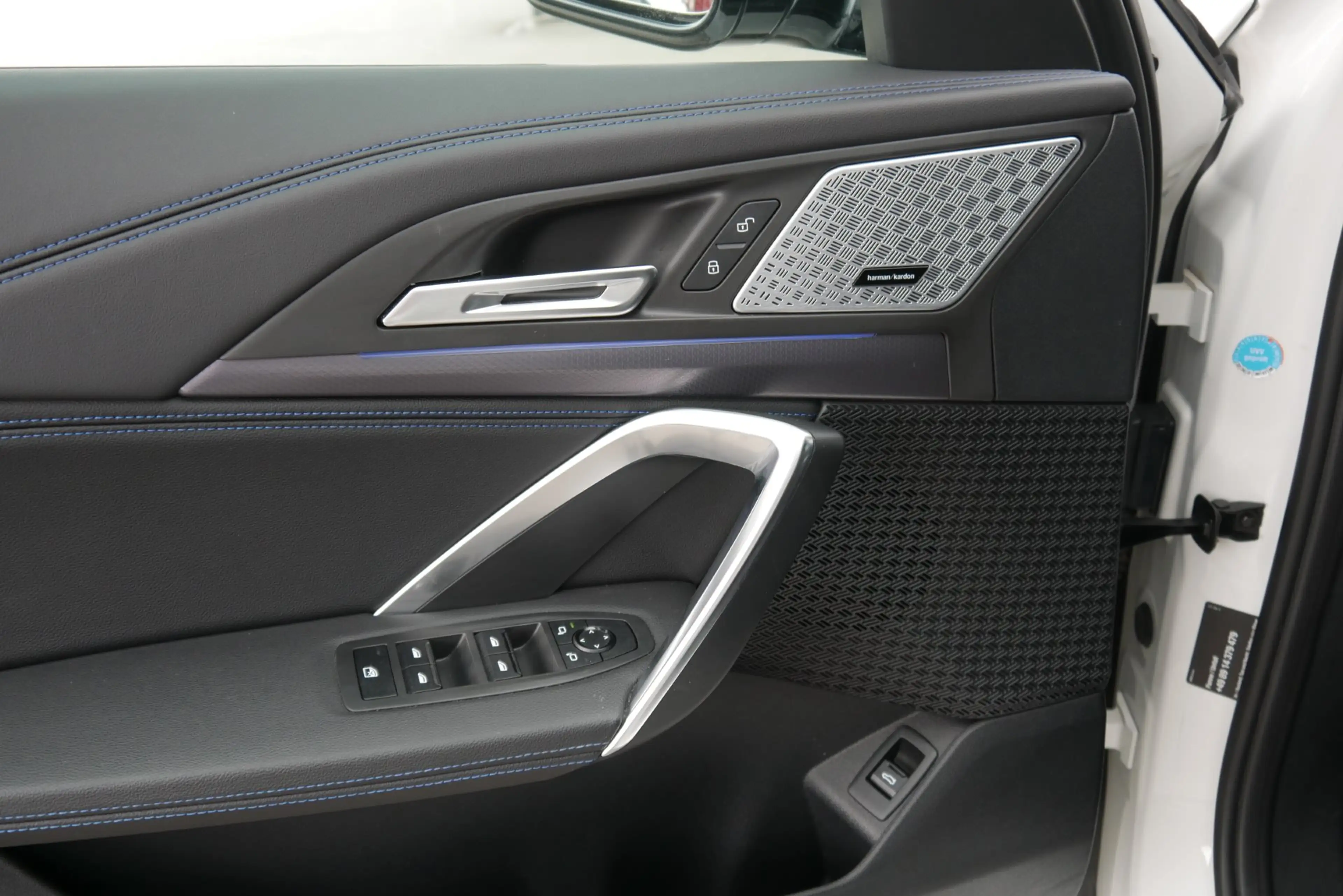 BMW iX1 xDrive30 *M-Paket/Standhzg./Navi/ adapt. M-Fahrwerk/H&K Sound* — photo 8