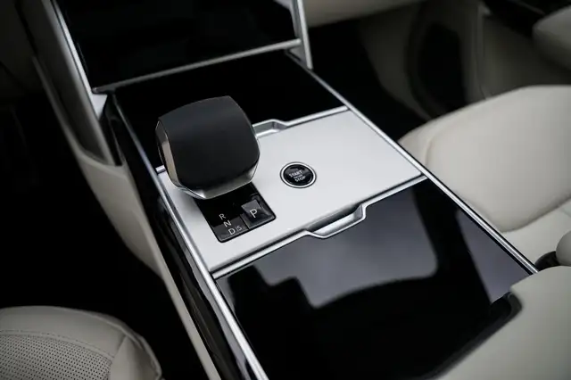 Land Rover Range Rover view 23