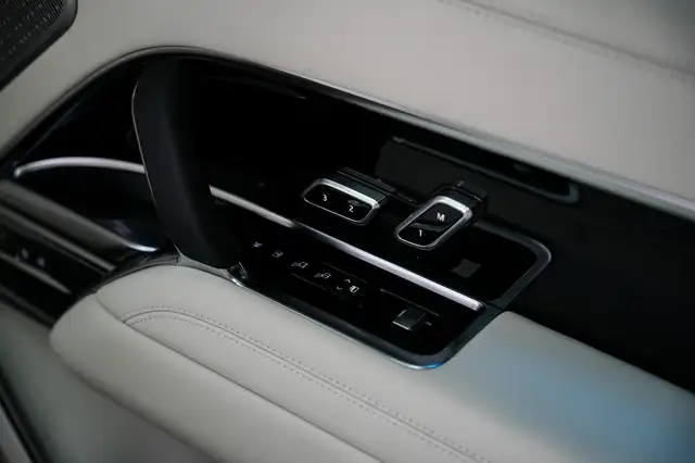 Land Rover Range Rover view 24