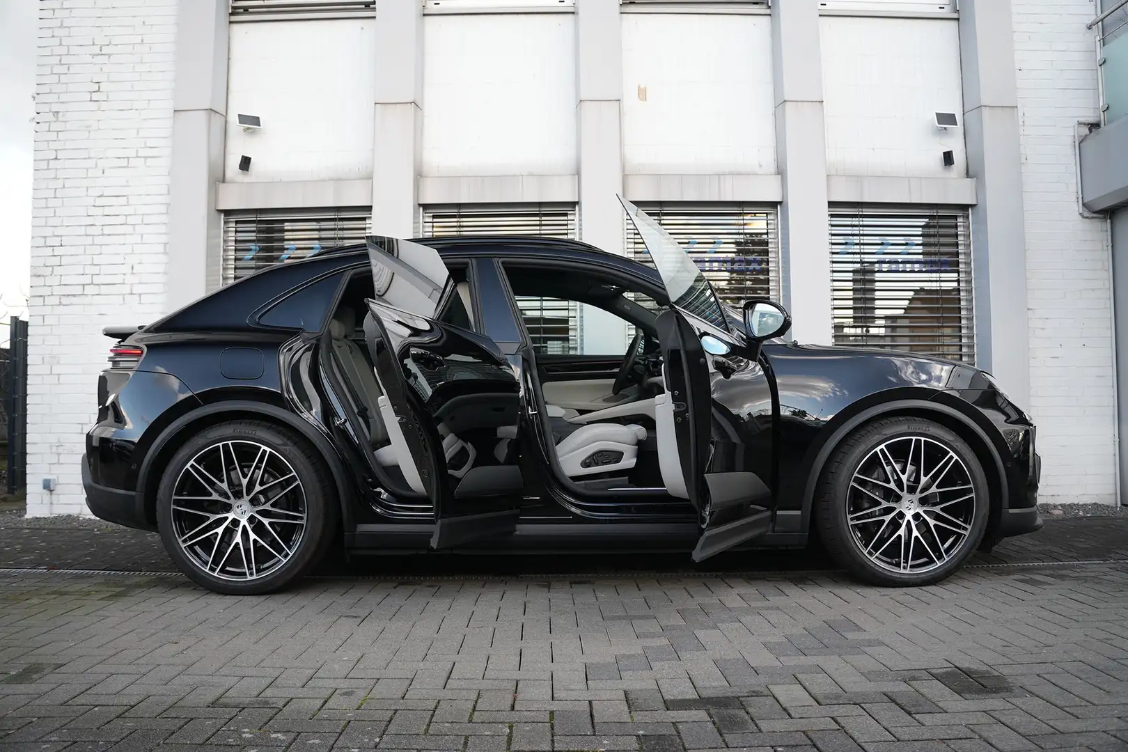 Porsche Macan 4 Electric ACC-LUFTF-PANO-BOSE-22"RS-LEDER KREIDE Schwarz - 1