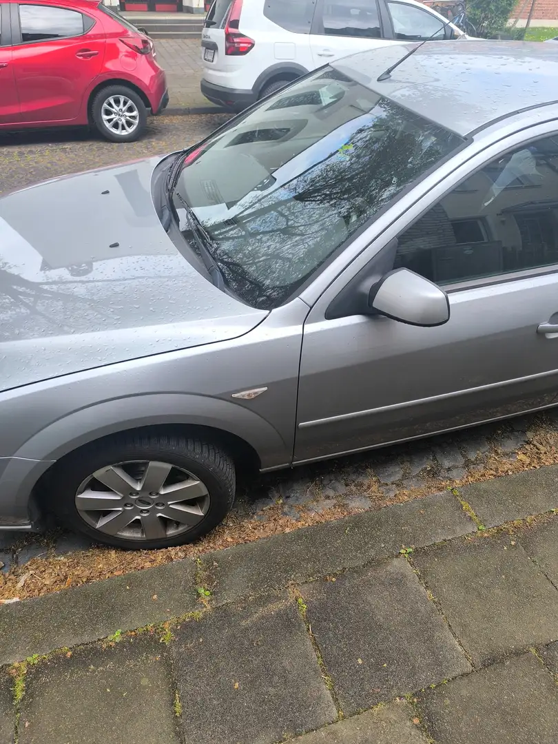 Ford Mondeo Silber - 2